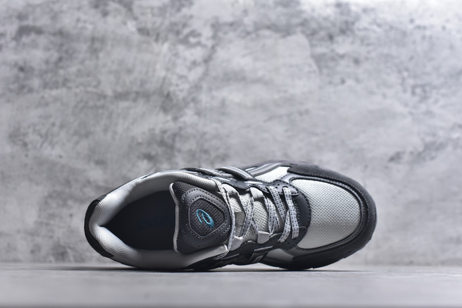 图片[4]-#ASICS Gel-Sonoma TR62 出行 百搭通勤减震防滑 低帮 休闲训练跑步鞋 男女同款 ASICS（亚瑟士）是日本实业家鬼冢喜八郎创立的跑鞋运动品牌，名字想法源自著名的拉丁谚语“AnimaSana In Corpore Sano”，意为“健全的精神寓于强健的体魄”。正如其名字的含义，ASICS亚瑟士一直坚信保持身体的健康与活力是打造健康快乐的生活方式的最佳途径。亚瑟士的跑鞋、篮球鞋等系列集专业与美貌于一身，拥有极高的热度。2016年，ASICS在“2016年日本最佳全球品牌”排行榜名列第17名。尺码：36 37 37.5 38 39 39.5 40 40.5 41.5 42 42.5 43.5 44 45-选品中心