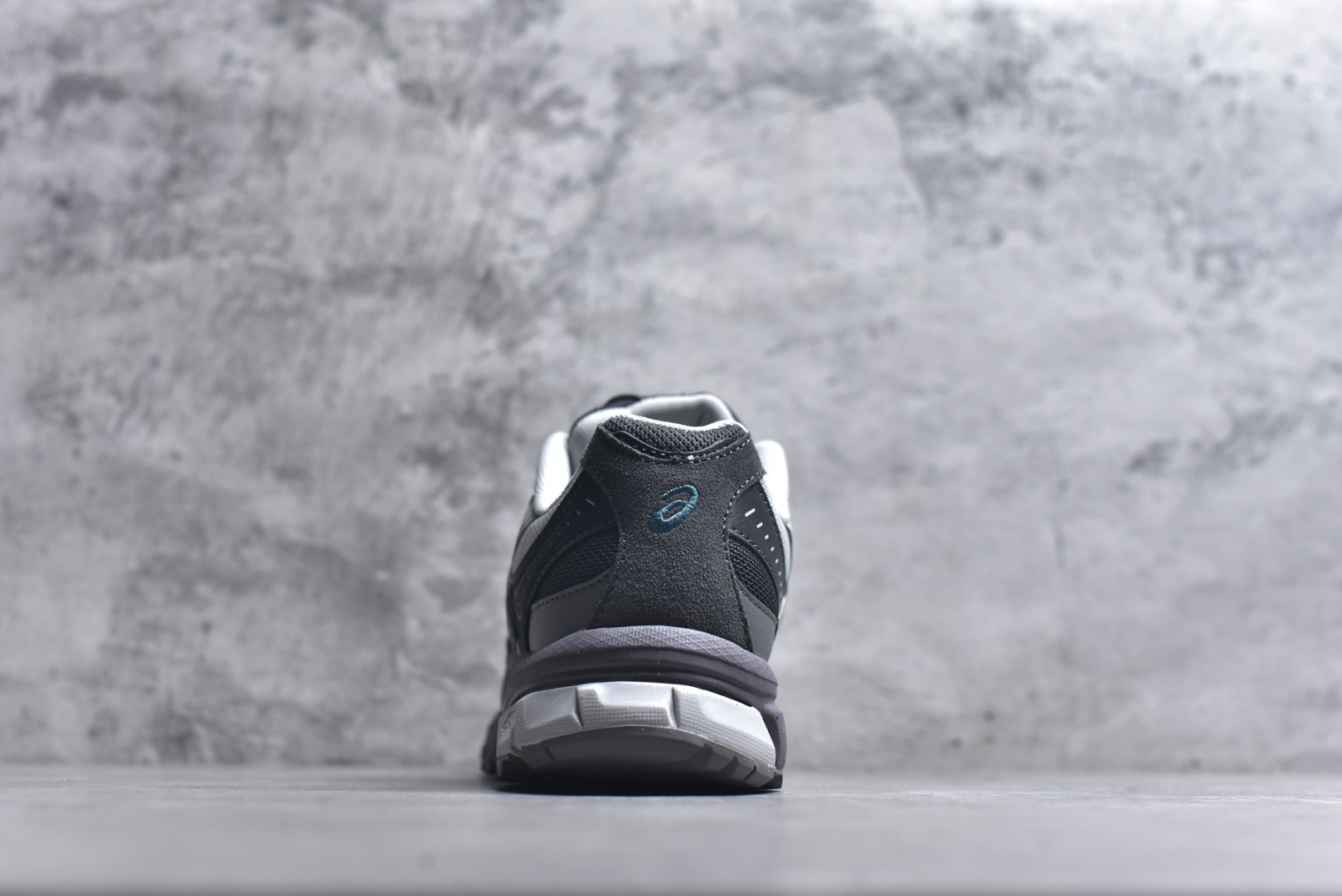 图片[5]-#ASICS Gel-Sonoma TR62 出行 百搭通勤减震防滑 低帮 休闲训练跑步鞋 男女同款 ASICS（亚瑟士）是日本实业家鬼冢喜八郎创立的跑鞋运动品牌，名字想法源自著名的拉丁谚语“AnimaSana In Corpore Sano”，意为“健全的精神寓于强健的体魄”。正如其名字的含义，ASICS亚瑟士一直坚信保持身体的健康与活力是打造健康快乐的生活方式的最佳途径。亚瑟士的跑鞋、篮球鞋等系列集专业与美貌于一身，拥有极高的热度。2016年，ASICS在“2016年日本最佳全球品牌”排行榜名列第17名。尺码：36 37 37.5 38 39 39.5 40 40.5 41.5 42 42.5 43.5 44 45-选品中心