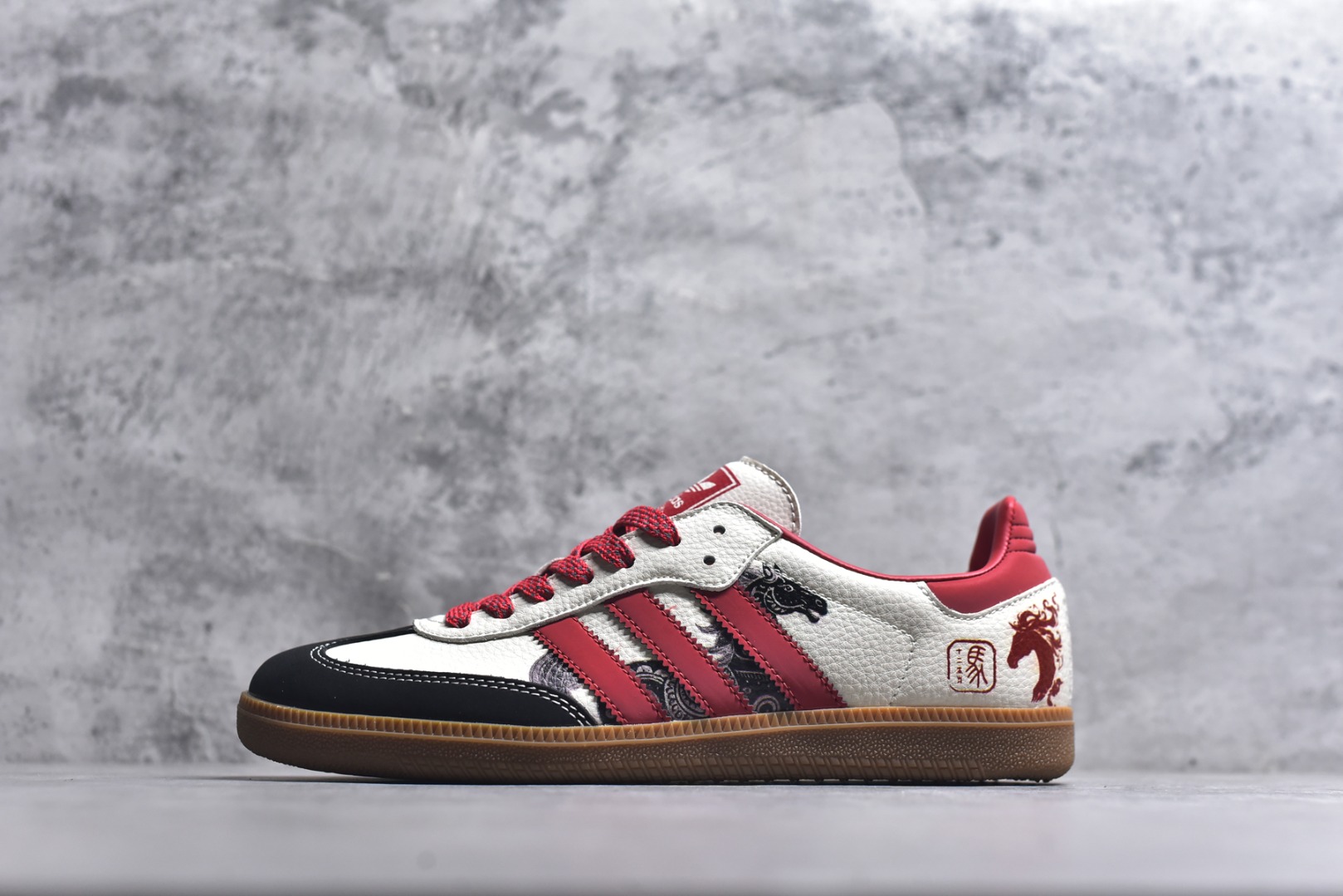 #马年新款海外定制限量发售 Adidas Originals SAMBA OG“马年联名限定-朱红奔马”专为 2026 丙午马年打造的国风限定德训鞋，将朱红奔马印花与篆刻 “马” 字印章融入复古鞋型，鞋身满印朱红奔马 + 卷草纹，搭配鞋侧篆刻 “马” 字印章，米白荔枝纹皮革碰撞朱红条纹 + 黑鞋头，生胶大底自带做旧复古感，绒面鞋面柔软亲肤，橡胶防滑大底稳当贴脚，既是街头复古单品，也是新年氛围感利器。 货号：LX0910 尺码：36 36.5 37.5 38 38.5 39 40 40.5 41 42 42.5 43 44 44.5 45-选品中心
