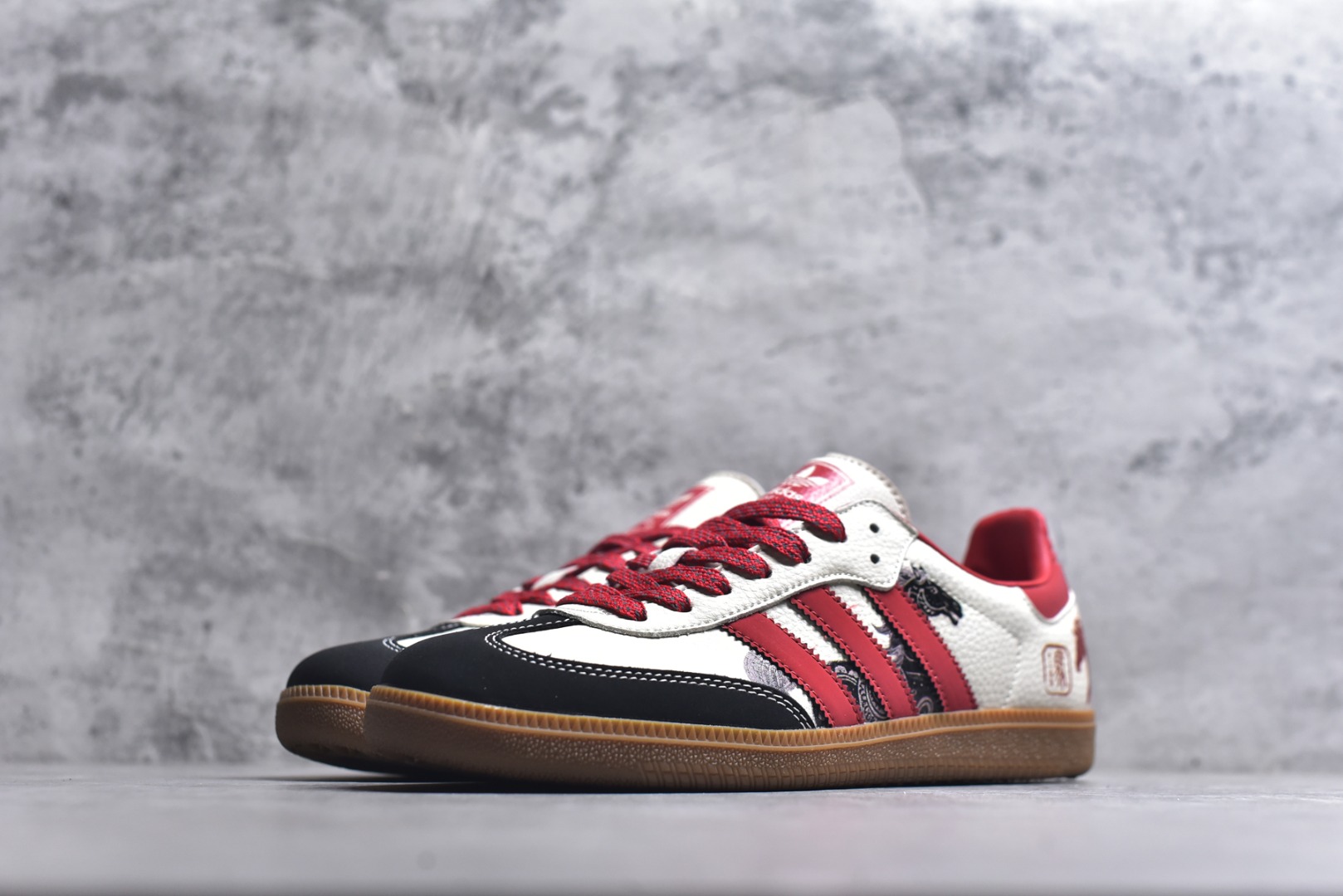 图片[2]-#马年新款海外定制限量发售 Adidas Originals SAMBA OG“马年联名限定-朱红奔马”专为 2026 丙午马年打造的国风限定德训鞋，将朱红奔马印花与篆刻 “马” 字印章融入复古鞋型，鞋身满印朱红奔马 + 卷草纹，搭配鞋侧篆刻 “马” 字印章，米白荔枝纹皮革碰撞朱红条纹 + 黑鞋头，生胶大底自带做旧复古感，绒面鞋面柔软亲肤，橡胶防滑大底稳当贴脚，既是街头复古单品，也是新年氛围感利器。 货号：LX0910 尺码：36 36.5 37.5 38 38.5 39 40 40.5 41 42 42.5 43 44 44.5 45-选品中心