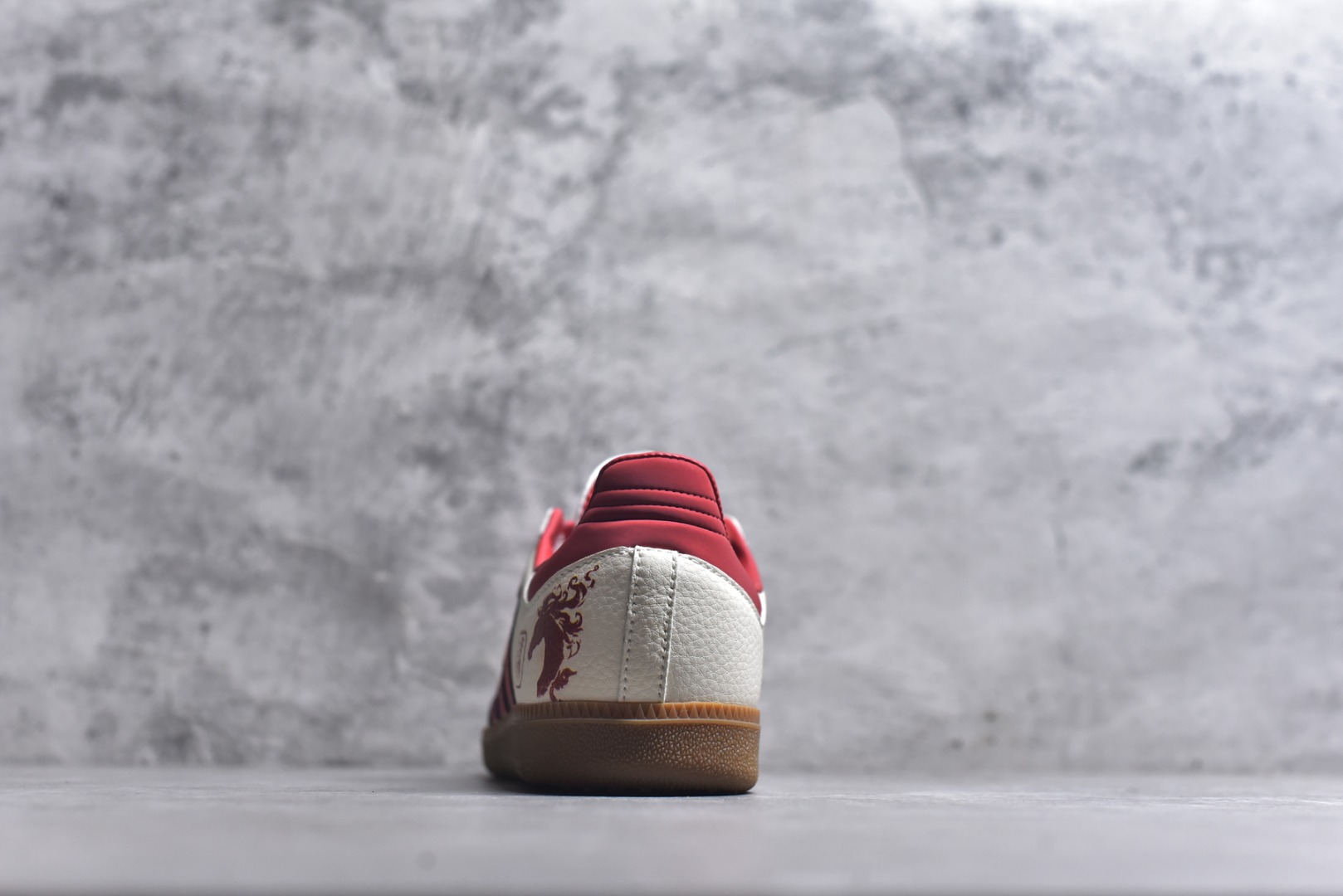 图片[5]-#马年新款海外定制限量发售 Adidas Originals SAMBA OG“马年联名限定-朱红奔马”专为 2026 丙午马年打造的国风限定德训鞋，将朱红奔马印花与篆刻 “马” 字印章融入复古鞋型，鞋身满印朱红奔马 + 卷草纹，搭配鞋侧篆刻 “马” 字印章，米白荔枝纹皮革碰撞朱红条纹 + 黑鞋头，生胶大底自带做旧复古感，绒面鞋面柔软亲肤，橡胶防滑大底稳当贴脚，既是街头复古单品，也是新年氛围感利器。 货号：LX0910 尺码：36 36.5 37.5 38 38.5 39 40 40.5 41 42 42.5 43 44 44.5 45-选品中心