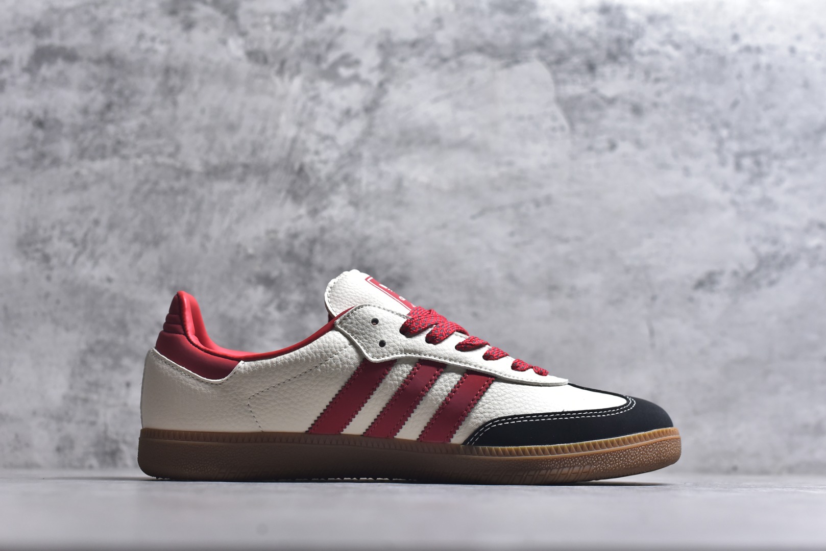 图片[3]-#马年新款海外定制限量发售 Adidas Originals SAMBA OG“马年联名限定-朱红奔马”专为 2026 丙午马年打造的国风限定德训鞋，将朱红奔马印花与篆刻 “马” 字印章融入复古鞋型，鞋身满印朱红奔马 + 卷草纹，搭配鞋侧篆刻 “马” 字印章，米白荔枝纹皮革碰撞朱红条纹 + 黑鞋头，生胶大底自带做旧复古感，绒面鞋面柔软亲肤，橡胶防滑大底稳当贴脚，既是街头复古单品，也是新年氛围感利器。 货号：LX0910 尺码：36 36.5 37.5 38 38.5 39 40 40.5 41 42 42.5 43 44 44.5 45-选品中心