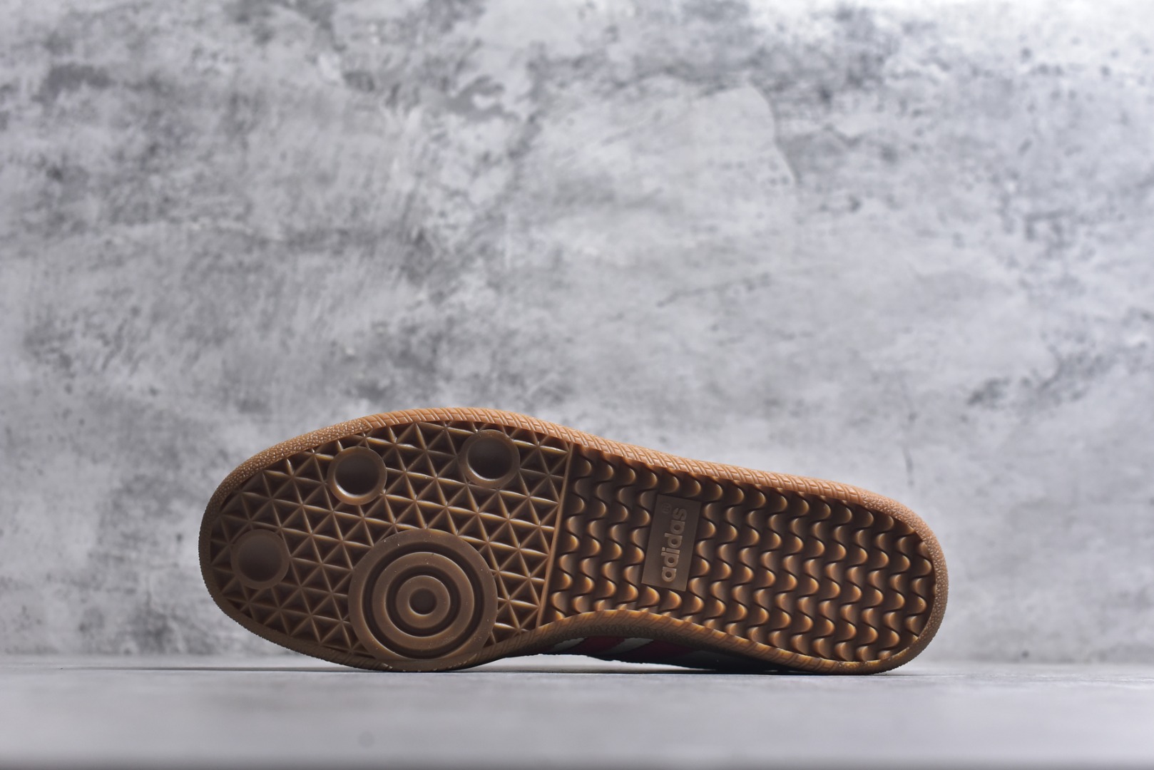 图片[6]-#马年新款海外定制限量发售 Adidas Originals SAMBA OG“马年联名限定-朱红奔马”专为 2026 丙午马年打造的国风限定德训鞋，将朱红奔马印花与篆刻 “马” 字印章融入复古鞋型，鞋身满印朱红奔马 + 卷草纹，搭配鞋侧篆刻 “马” 字印章，米白荔枝纹皮革碰撞朱红条纹 + 黑鞋头，生胶大底自带做旧复古感，绒面鞋面柔软亲肤，橡胶防滑大底稳当贴脚，既是街头复古单品，也是新年氛围感利器。 货号：LX0910 尺码：36 36.5 37.5 38 38.5 39 40 40.5 41 42 42.5 43 44 44.5 45-选品中心