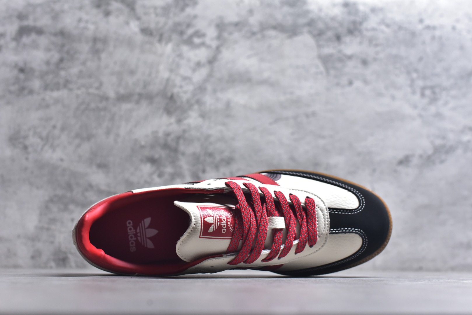 图片[4]-#马年新款海外定制限量发售 Adidas Originals SAMBA OG“马年联名限定-朱红奔马”专为 2026 丙午马年打造的国风限定德训鞋，将朱红奔马印花与篆刻 “马” 字印章融入复古鞋型，鞋身满印朱红奔马 + 卷草纹，搭配鞋侧篆刻 “马” 字印章，米白荔枝纹皮革碰撞朱红条纹 + 黑鞋头，生胶大底自带做旧复古感，绒面鞋面柔软亲肤，橡胶防滑大底稳当贴脚，既是街头复古单品，也是新年氛围感利器。 货号：LX0910 尺码：36 36.5 37.5 38 38.5 39 40 40.5 41 42 42.5 43 44 44.5 45-选品中心