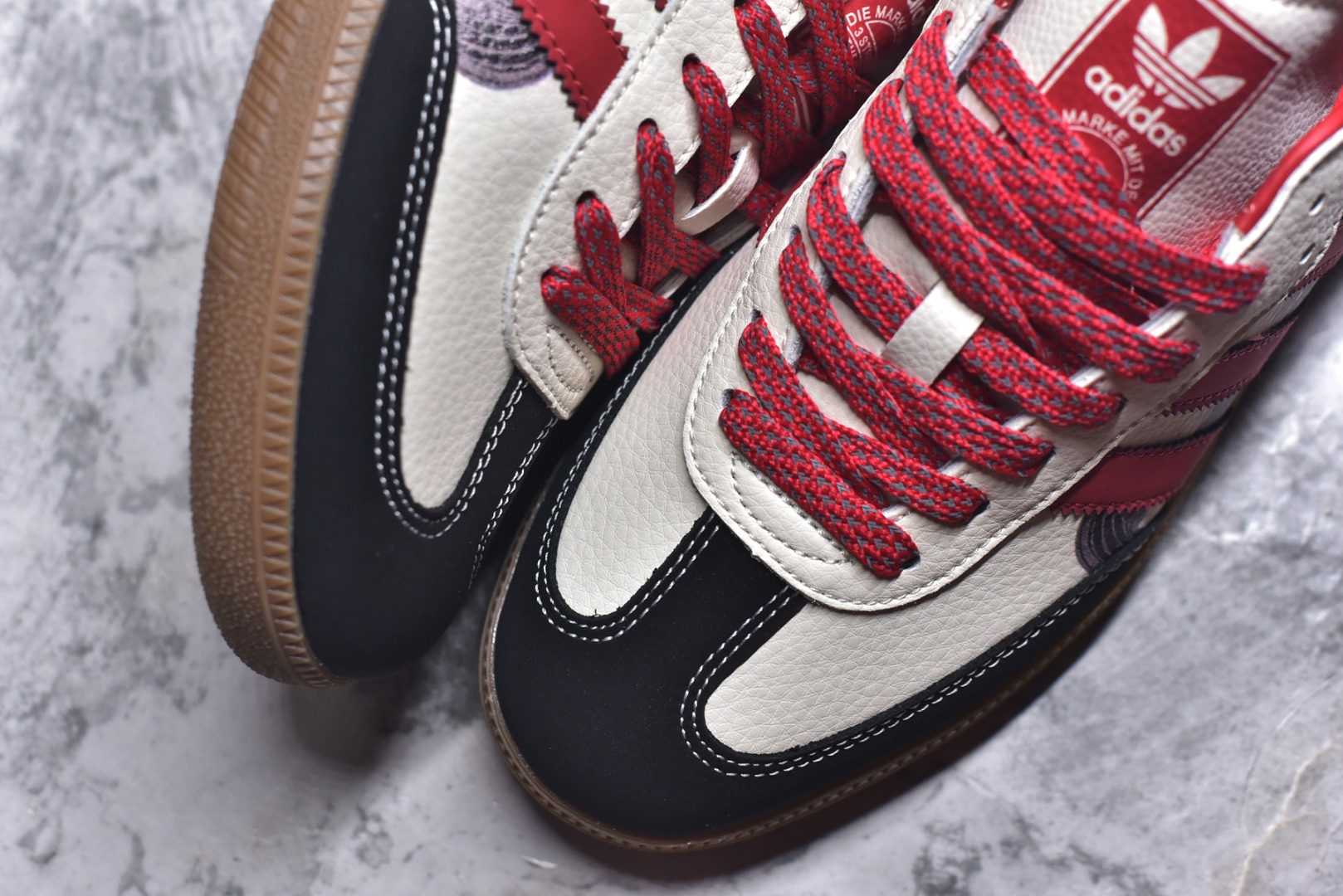 图片[8]-#马年新款海外定制限量发售 Adidas Originals SAMBA OG“马年联名限定-朱红奔马”专为 2026 丙午马年打造的国风限定德训鞋，将朱红奔马印花与篆刻 “马” 字印章融入复古鞋型，鞋身满印朱红奔马 + 卷草纹，搭配鞋侧篆刻 “马” 字印章，米白荔枝纹皮革碰撞朱红条纹 + 黑鞋头，生胶大底自带做旧复古感，绒面鞋面柔软亲肤，橡胶防滑大底稳当贴脚，既是街头复古单品，也是新年氛围感利器。 货号：LX0910 尺码：36 36.5 37.5 38 38.5 39 40 40.5 41 42 42.5 43 44 44.5 45-选品中心