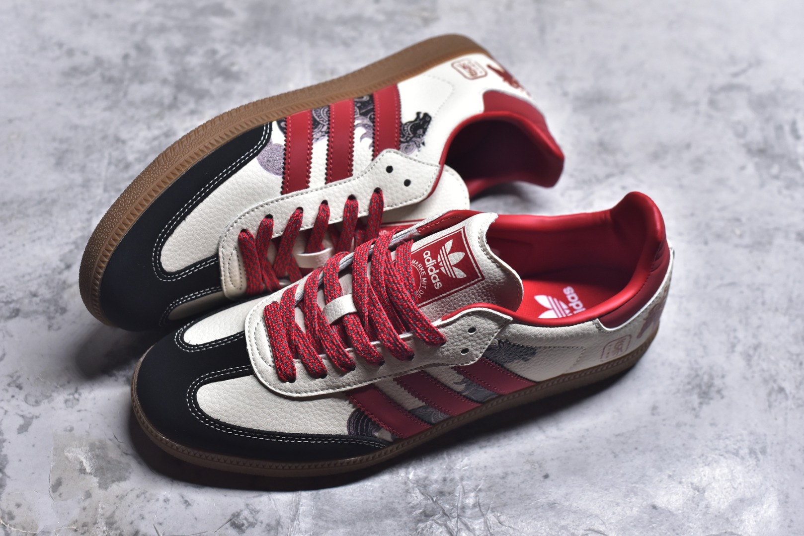 图片[7]-#马年新款海外定制限量发售 Adidas Originals SAMBA OG“马年联名限定-朱红奔马”专为 2026 丙午马年打造的国风限定德训鞋，将朱红奔马印花与篆刻 “马” 字印章融入复古鞋型，鞋身满印朱红奔马 + 卷草纹，搭配鞋侧篆刻 “马” 字印章，米白荔枝纹皮革碰撞朱红条纹 + 黑鞋头，生胶大底自带做旧复古感，绒面鞋面柔软亲肤，橡胶防滑大底稳当贴脚，既是街头复古单品，也是新年氛围感利器。 货号：LX0910 尺码：36 36.5 37.5 38 38.5 39 40 40.5 41 42 42.5 43 44 44.5 45-选品中心