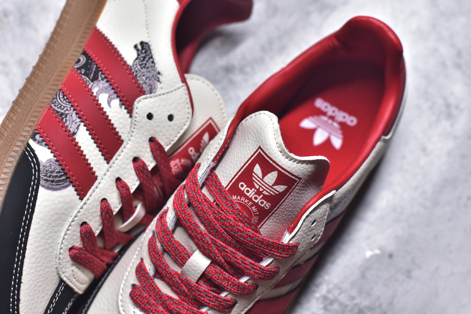 图片[9]-#马年新款海外定制限量发售 Adidas Originals SAMBA OG“马年联名限定-朱红奔马”专为 2026 丙午马年打造的国风限定德训鞋，将朱红奔马印花与篆刻 “马” 字印章融入复古鞋型，鞋身满印朱红奔马 + 卷草纹，搭配鞋侧篆刻 “马” 字印章，米白荔枝纹皮革碰撞朱红条纹 + 黑鞋头，生胶大底自带做旧复古感，绒面鞋面柔软亲肤，橡胶防滑大底稳当贴脚，既是街头复古单品，也是新年氛围感利器。 货号：LX0910 尺码：36 36.5 37.5 38 38.5 39 40 40.5 41 42 42.5 43 44 44.5 45-选品中心