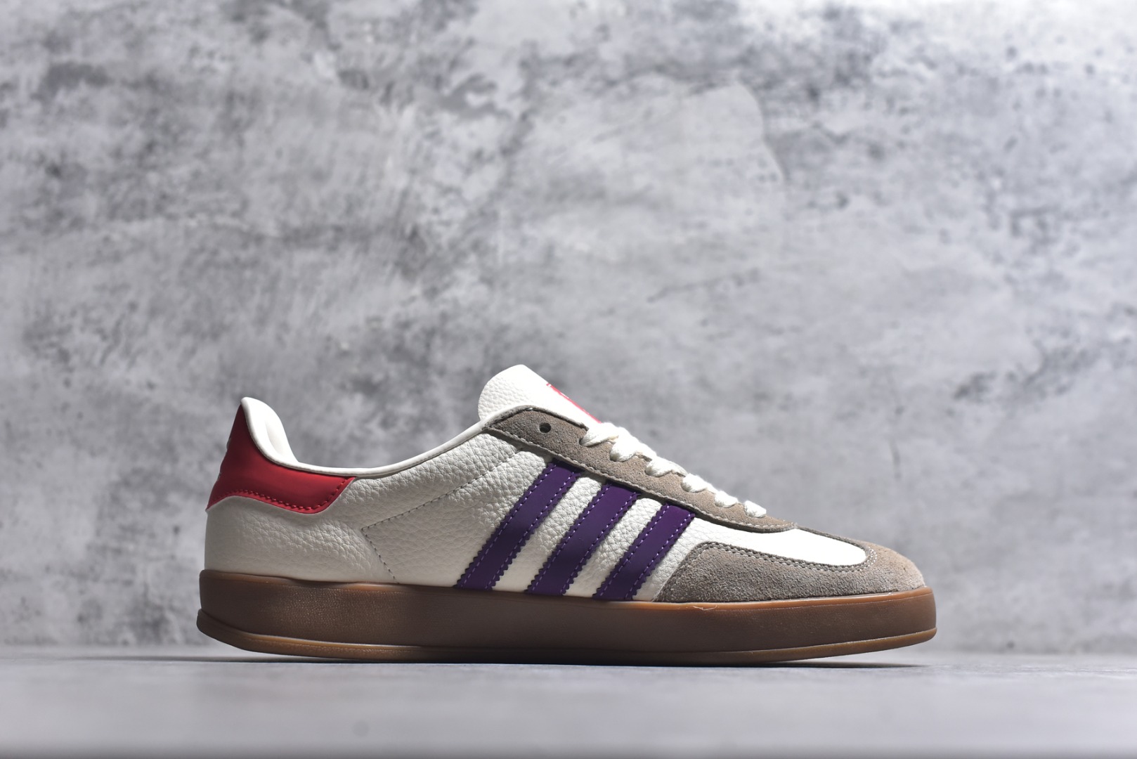 图片[3]-#马年新款海外定制限量发售 Adidas Originals GAZELLE INDOOR“马年联名限定-紫韵红运”专为 2026 丙午马年打造的限定德训鞋，以温柔紫调碰撞鲜活红运，鞋尾 “2026” 奔马印花灵动鲜活，鞋头 “马” 字书法笔触洒脱，米白荔枝纹皮革搭配紫色条纹 + 卡其翻毛鞋头，红色鞋尾点亮视觉，绒面鞋面柔软亲肤，橡胶防滑大底稳当贴脚，既是街头复古单品，也是新年氛围感利器。 货号：ZH2597 尺码：36 36.5 37.5 38 38.5 39 40 40.5 41 42 42.5 43 44 44.5 45-选品中心