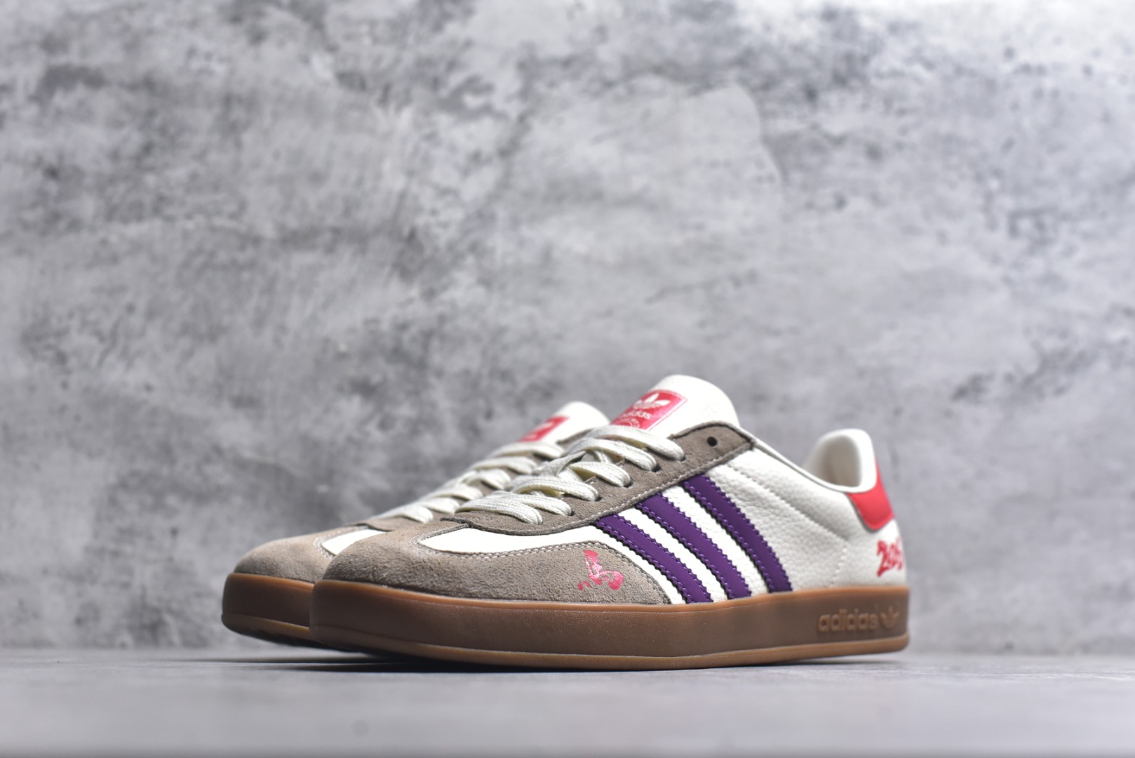 图片[2]-#马年新款海外定制限量发售 Adidas Originals GAZELLE INDOOR“马年联名限定-紫韵红运”专为 2026 丙午马年打造的限定德训鞋，以温柔紫调碰撞鲜活红运，鞋尾 “2026” 奔马印花灵动鲜活，鞋头 “马” 字书法笔触洒脱，米白荔枝纹皮革搭配紫色条纹 + 卡其翻毛鞋头，红色鞋尾点亮视觉，绒面鞋面柔软亲肤，橡胶防滑大底稳当贴脚，既是街头复古单品，也是新年氛围感利器。 货号：ZH2597 尺码：36 36.5 37.5 38 38.5 39 40 40.5 41 42 42.5 43 44 44.5 45-选品中心