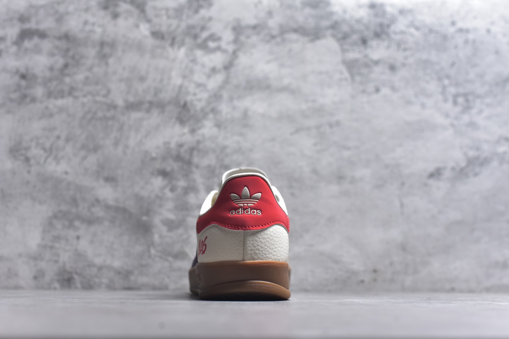 图片[5]-#马年新款海外定制限量发售 Adidas Originals GAZELLE INDOOR“马年联名限定-紫韵红运”专为 2026 丙午马年打造的限定德训鞋，以温柔紫调碰撞鲜活红运，鞋尾 “2026” 奔马印花灵动鲜活，鞋头 “马” 字书法笔触洒脱，米白荔枝纹皮革搭配紫色条纹 + 卡其翻毛鞋头，红色鞋尾点亮视觉，绒面鞋面柔软亲肤，橡胶防滑大底稳当贴脚，既是街头复古单品，也是新年氛围感利器。 货号：ZH2597 尺码：36 36.5 37.5 38 38.5 39 40 40.5 41 42 42.5 43 44 44.5 45-选品中心