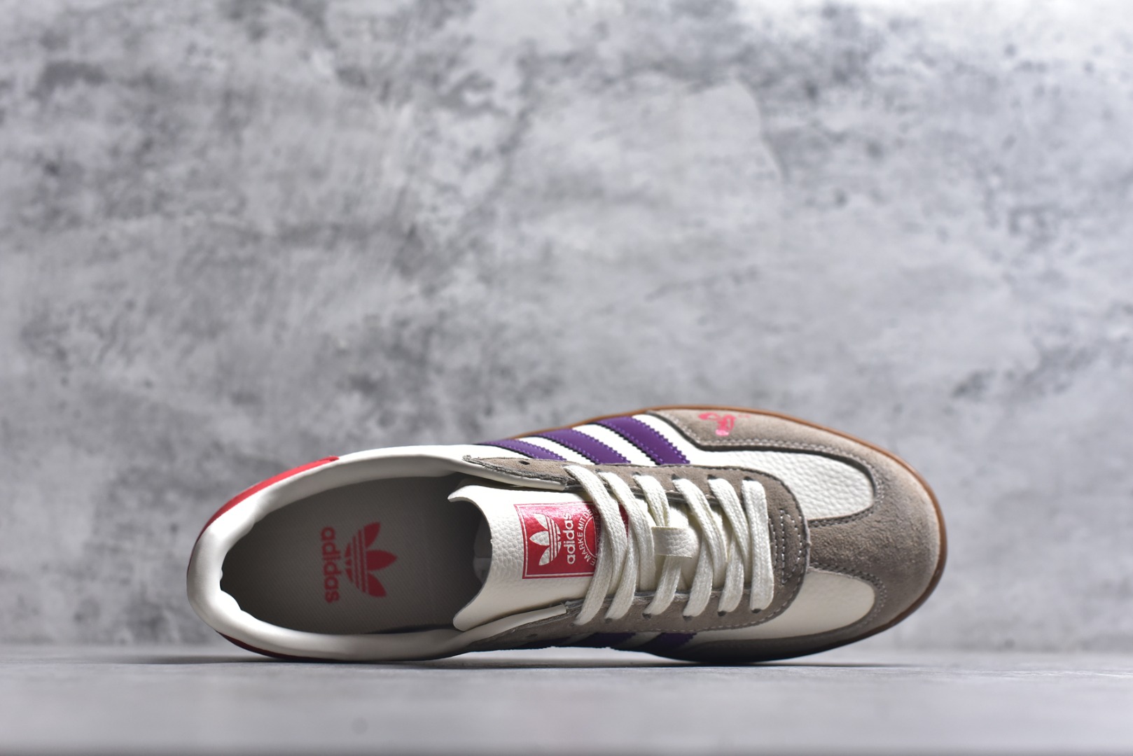 图片[4]-#马年新款海外定制限量发售 Adidas Originals GAZELLE INDOOR“马年联名限定-紫韵红运”专为 2026 丙午马年打造的限定德训鞋，以温柔紫调碰撞鲜活红运，鞋尾 “2026” 奔马印花灵动鲜活，鞋头 “马” 字书法笔触洒脱，米白荔枝纹皮革搭配紫色条纹 + 卡其翻毛鞋头，红色鞋尾点亮视觉，绒面鞋面柔软亲肤，橡胶防滑大底稳当贴脚，既是街头复古单品，也是新年氛围感利器。 货号：ZH2597 尺码：36 36.5 37.5 38 38.5 39 40 40.5 41 42 42.5 43 44 44.5 45-选品中心