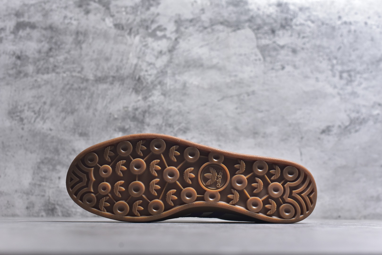 图片[6]-#马年新款海外定制限量发售 Adidas Originals GAZELLE INDOOR“马年联名限定-紫韵红运”专为 2026 丙午马年打造的限定德训鞋，以温柔紫调碰撞鲜活红运，鞋尾 “2026” 奔马印花灵动鲜活，鞋头 “马” 字书法笔触洒脱，米白荔枝纹皮革搭配紫色条纹 + 卡其翻毛鞋头，红色鞋尾点亮视觉，绒面鞋面柔软亲肤，橡胶防滑大底稳当贴脚，既是街头复古单品，也是新年氛围感利器。 货号：ZH2597 尺码：36 36.5 37.5 38 38.5 39 40 40.5 41 42 42.5 43 44 44.5 45-选品中心