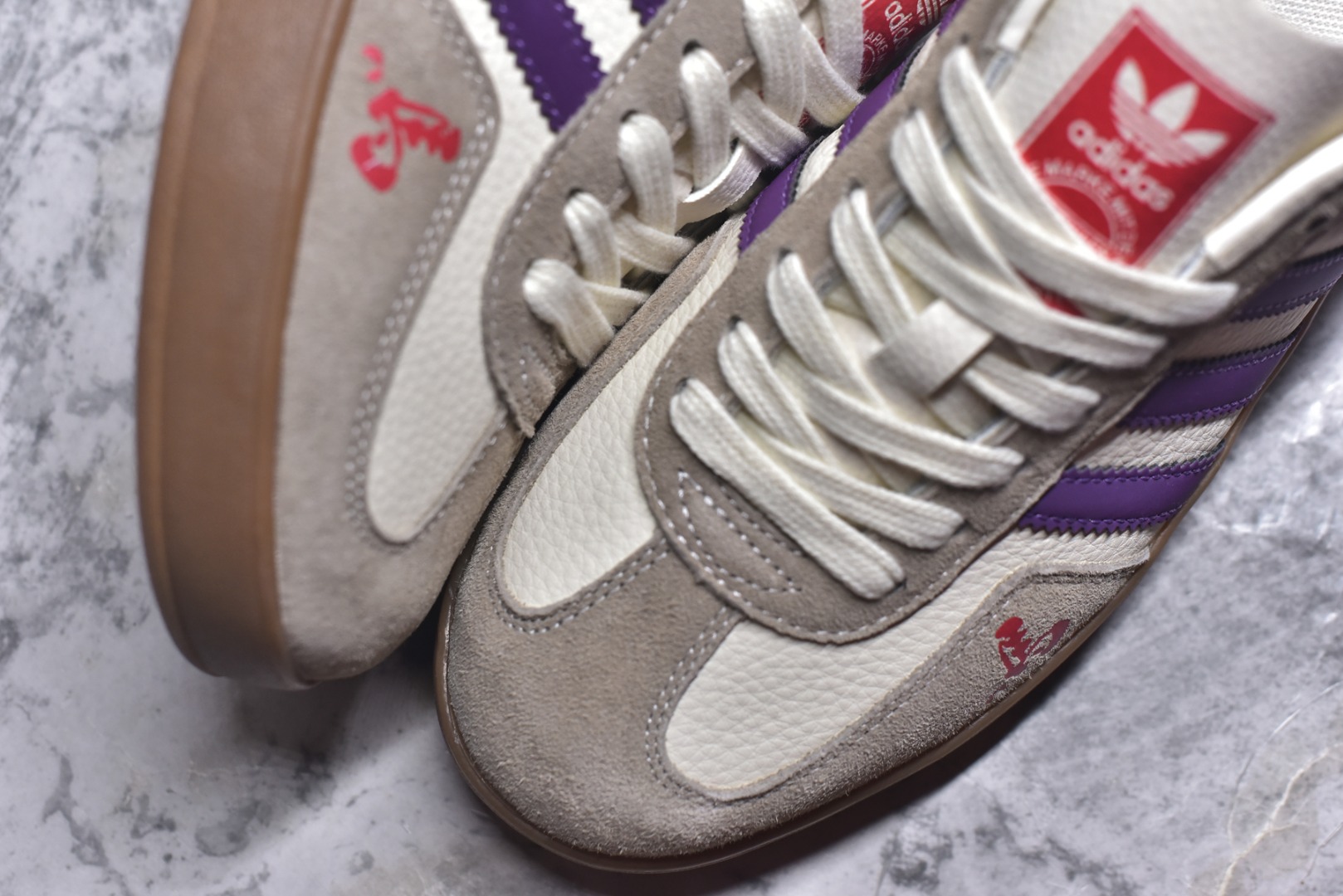 图片[8]-#马年新款海外定制限量发售 Adidas Originals GAZELLE INDOOR“马年联名限定-紫韵红运”专为 2026 丙午马年打造的限定德训鞋，以温柔紫调碰撞鲜活红运，鞋尾 “2026” 奔马印花灵动鲜活，鞋头 “马” 字书法笔触洒脱，米白荔枝纹皮革搭配紫色条纹 + 卡其翻毛鞋头，红色鞋尾点亮视觉，绒面鞋面柔软亲肤，橡胶防滑大底稳当贴脚，既是街头复古单品，也是新年氛围感利器。 货号：ZH2597 尺码：36 36.5 37.5 38 38.5 39 40 40.5 41 42 42.5 43 44 44.5 45-选品中心