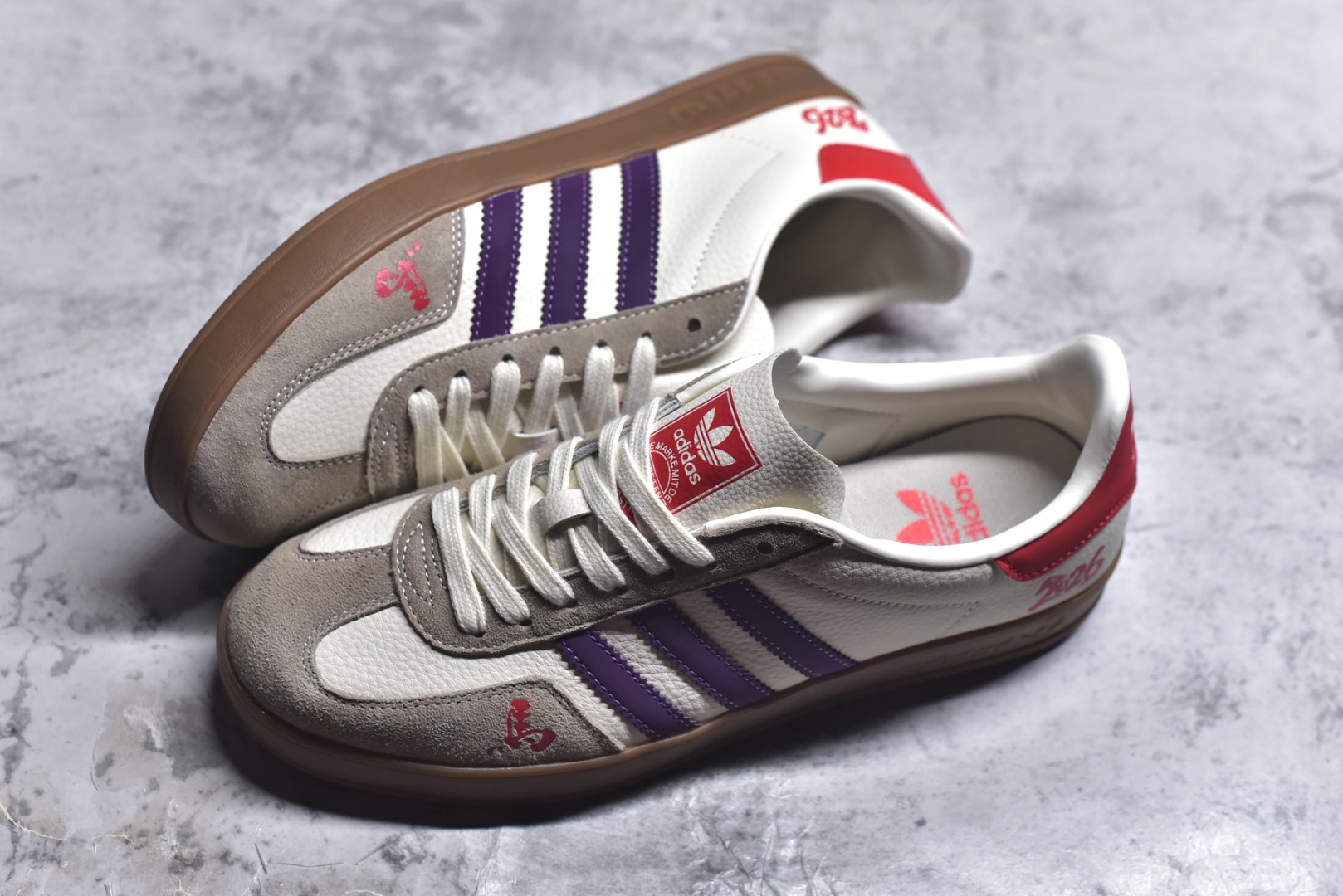 图片[7]-#马年新款海外定制限量发售 Adidas Originals GAZELLE INDOOR“马年联名限定-紫韵红运”专为 2026 丙午马年打造的限定德训鞋，以温柔紫调碰撞鲜活红运，鞋尾 “2026” 奔马印花灵动鲜活，鞋头 “马” 字书法笔触洒脱，米白荔枝纹皮革搭配紫色条纹 + 卡其翻毛鞋头，红色鞋尾点亮视觉，绒面鞋面柔软亲肤，橡胶防滑大底稳当贴脚，既是街头复古单品，也是新年氛围感利器。 货号：ZH2597 尺码：36 36.5 37.5 38 38.5 39 40 40.5 41 42 42.5 43 44 44.5 45-选品中心