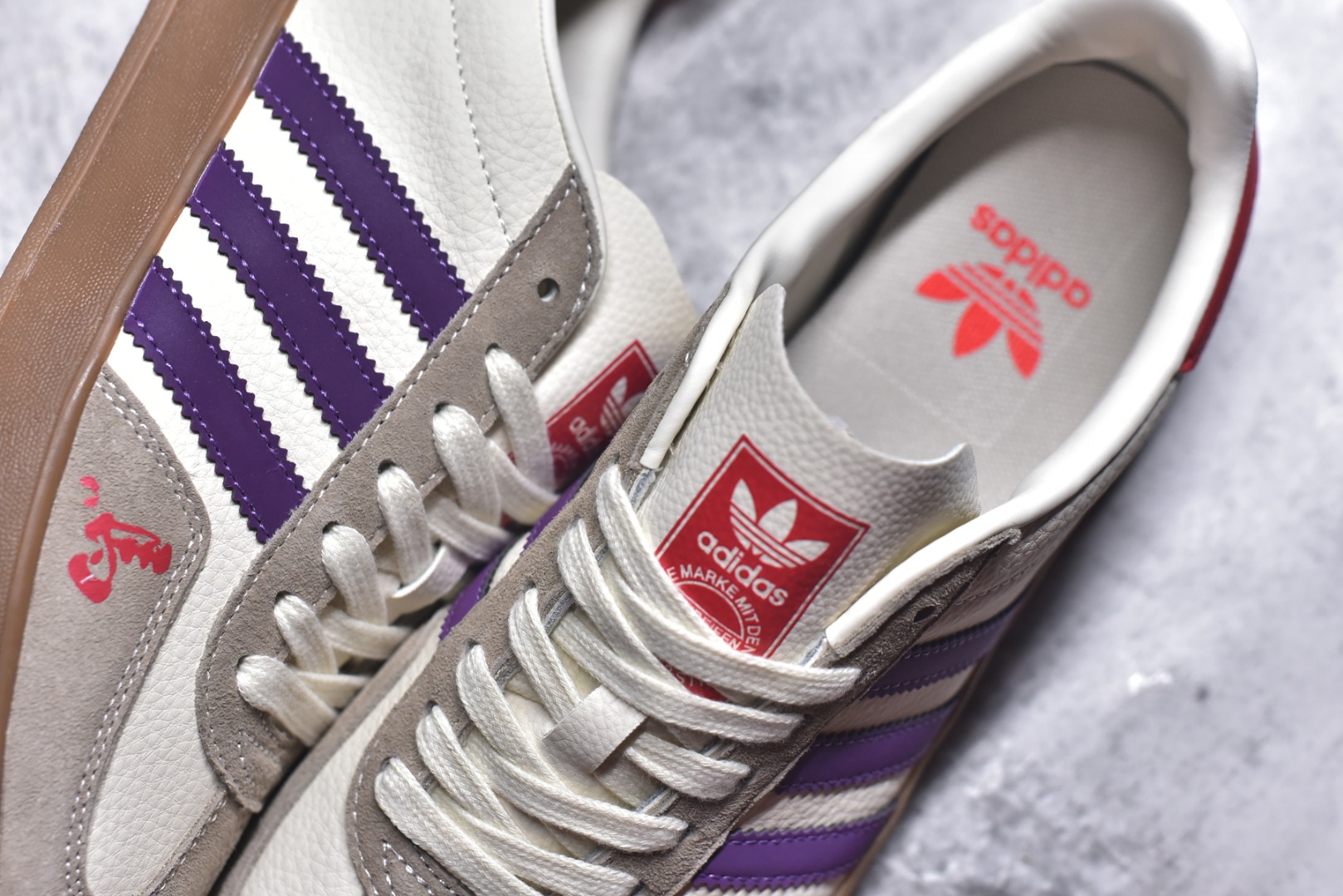 图片[9]-#马年新款海外定制限量发售 Adidas Originals GAZELLE INDOOR“马年联名限定-紫韵红运”专为 2026 丙午马年打造的限定德训鞋，以温柔紫调碰撞鲜活红运，鞋尾 “2026” 奔马印花灵动鲜活，鞋头 “马” 字书法笔触洒脱，米白荔枝纹皮革搭配紫色条纹 + 卡其翻毛鞋头，红色鞋尾点亮视觉，绒面鞋面柔软亲肤，橡胶防滑大底稳当贴脚，既是街头复古单品，也是新年氛围感利器。 货号：ZH2597 尺码：36 36.5 37.5 38 38.5 39 40 40.5 41 42 42.5 43 44 44.5 45-选品中心