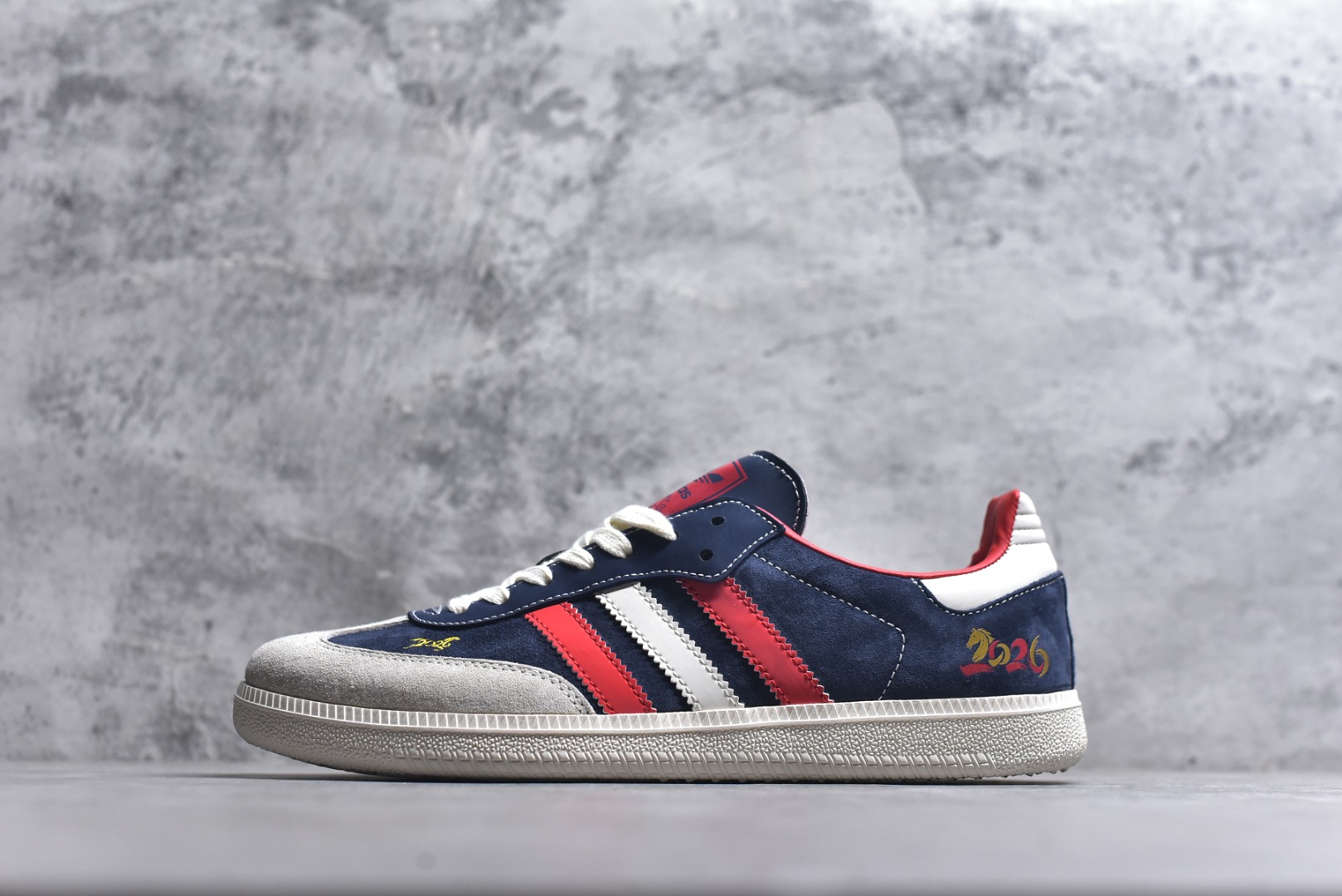 #马年新款海外定制限量发售 Adidas Originals SAMBA OG“马年联名限定-藏蓝”专为 2026 丙午马年打造的限定德训鞋，以经典红蓝白撞色致敬复古运动风，藏蓝翻毛皮搭配红白撞色条纹，米白鞋头与橡胶大底呼应，绒面鞋面柔软亲肤，橡胶防滑大底稳当贴脚，既是街头复古单品，也是新年氛围感利器。 货号：LX0908 尺码：36 36.5 37.5 38 38.5 39 40 40.5 41 42 42.5 43 44 44.5 45-选品中心