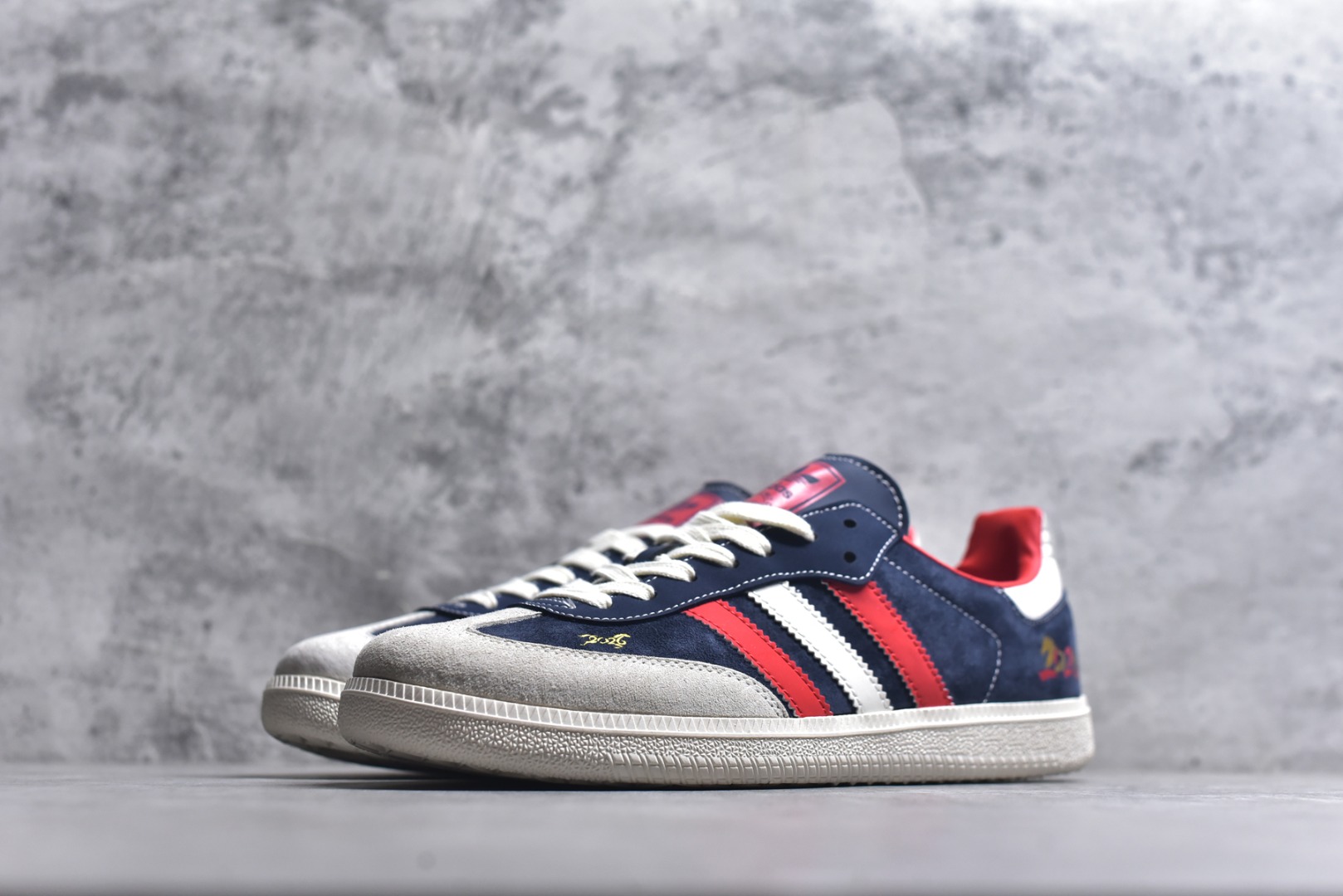 图片[2]-#马年新款海外定制限量发售 Adidas Originals SAMBA OG“马年联名限定-藏蓝”专为 2026 丙午马年打造的限定德训鞋，以经典红蓝白撞色致敬复古运动风，藏蓝翻毛皮搭配红白撞色条纹，米白鞋头与橡胶大底呼应，绒面鞋面柔软亲肤，橡胶防滑大底稳当贴脚，既是街头复古单品，也是新年氛围感利器。 货号：LX0908 尺码：36 36.5 37.5 38 38.5 39 40 40.5 41 42 42.5 43 44 44.5 45-选品中心