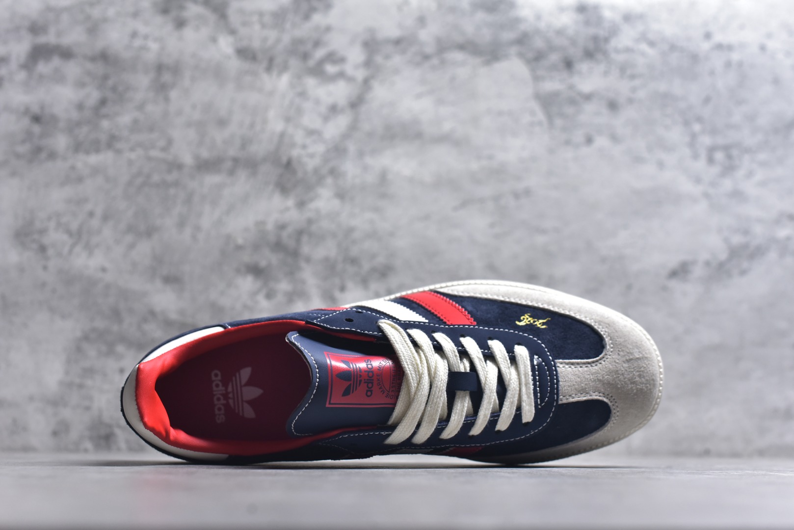 图片[4]-#马年新款海外定制限量发售 Adidas Originals SAMBA OG“马年联名限定-藏蓝”专为 2026 丙午马年打造的限定德训鞋，以经典红蓝白撞色致敬复古运动风，藏蓝翻毛皮搭配红白撞色条纹，米白鞋头与橡胶大底呼应，绒面鞋面柔软亲肤，橡胶防滑大底稳当贴脚，既是街头复古单品，也是新年氛围感利器。 货号：LX0908 尺码：36 36.5 37.5 38 38.5 39 40 40.5 41 42 42.5 43 44 44.5 45-选品中心