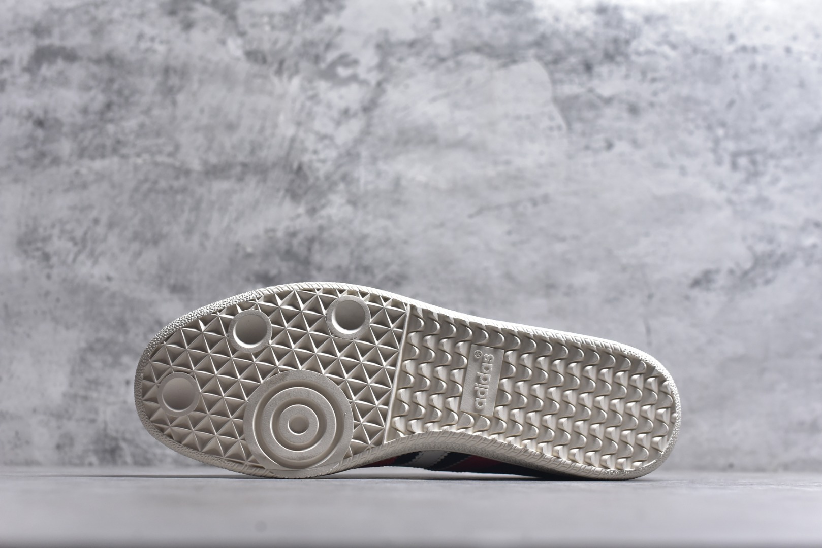 图片[6]-#马年新款海外定制限量发售 Adidas Originals SAMBA OG“马年联名限定-藏蓝”专为 2026 丙午马年打造的限定德训鞋，以经典红蓝白撞色致敬复古运动风，藏蓝翻毛皮搭配红白撞色条纹，米白鞋头与橡胶大底呼应，绒面鞋面柔软亲肤，橡胶防滑大底稳当贴脚，既是街头复古单品，也是新年氛围感利器。 货号：LX0908 尺码：36 36.5 37.5 38 38.5 39 40 40.5 41 42 42.5 43 44 44.5 45-选品中心