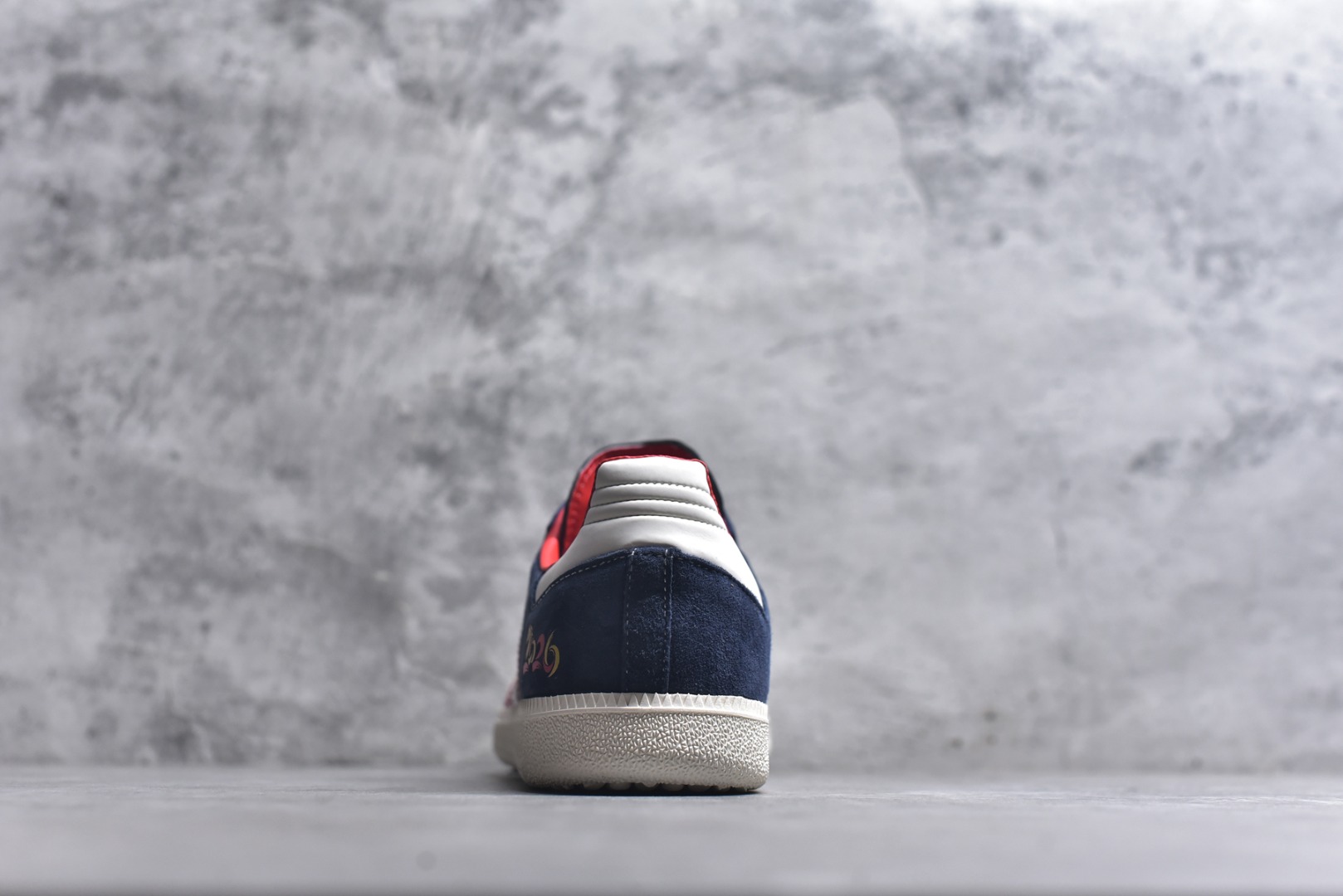 图片[5]-#马年新款海外定制限量发售 Adidas Originals SAMBA OG“马年联名限定-藏蓝”专为 2026 丙午马年打造的限定德训鞋，以经典红蓝白撞色致敬复古运动风，藏蓝翻毛皮搭配红白撞色条纹，米白鞋头与橡胶大底呼应，绒面鞋面柔软亲肤，橡胶防滑大底稳当贴脚，既是街头复古单品，也是新年氛围感利器。 货号：LX0908 尺码：36 36.5 37.5 38 38.5 39 40 40.5 41 42 42.5 43 44 44.5 45-选品中心