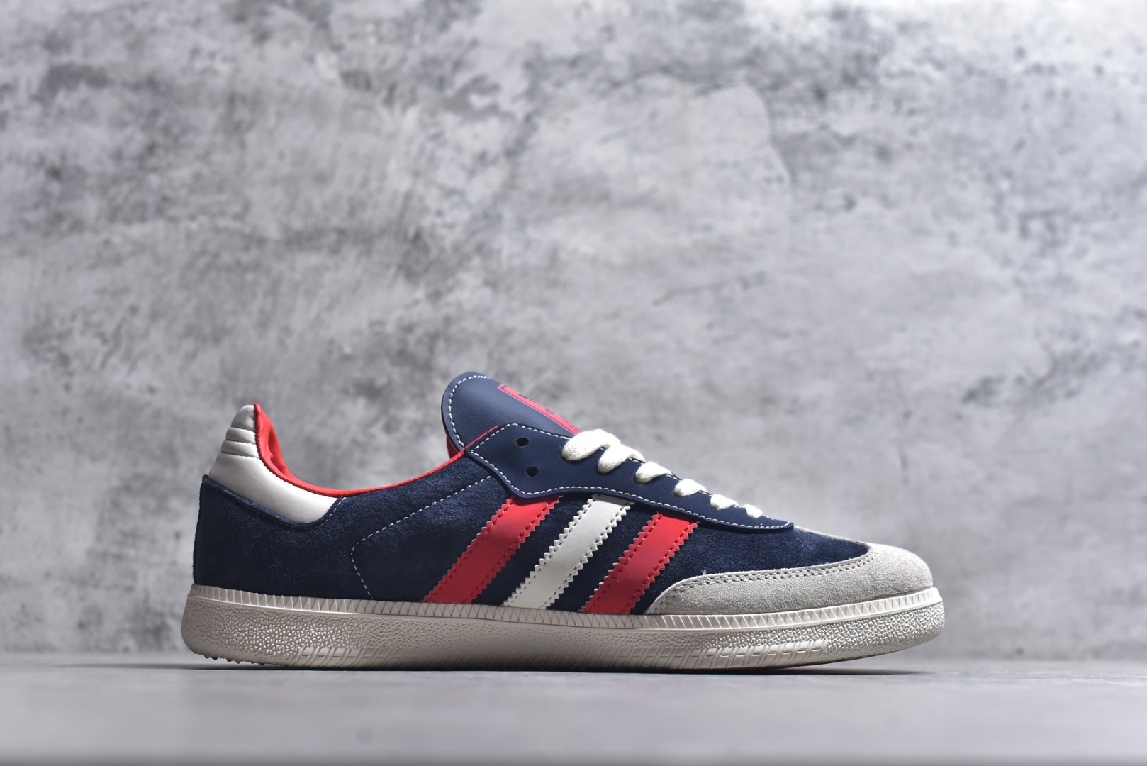图片[3]-#马年新款海外定制限量发售 Adidas Originals SAMBA OG“马年联名限定-藏蓝”专为 2026 丙午马年打造的限定德训鞋，以经典红蓝白撞色致敬复古运动风，藏蓝翻毛皮搭配红白撞色条纹，米白鞋头与橡胶大底呼应，绒面鞋面柔软亲肤，橡胶防滑大底稳当贴脚，既是街头复古单品，也是新年氛围感利器。 货号：LX0908 尺码：36 36.5 37.5 38 38.5 39 40 40.5 41 42 42.5 43 44 44.5 45-选品中心