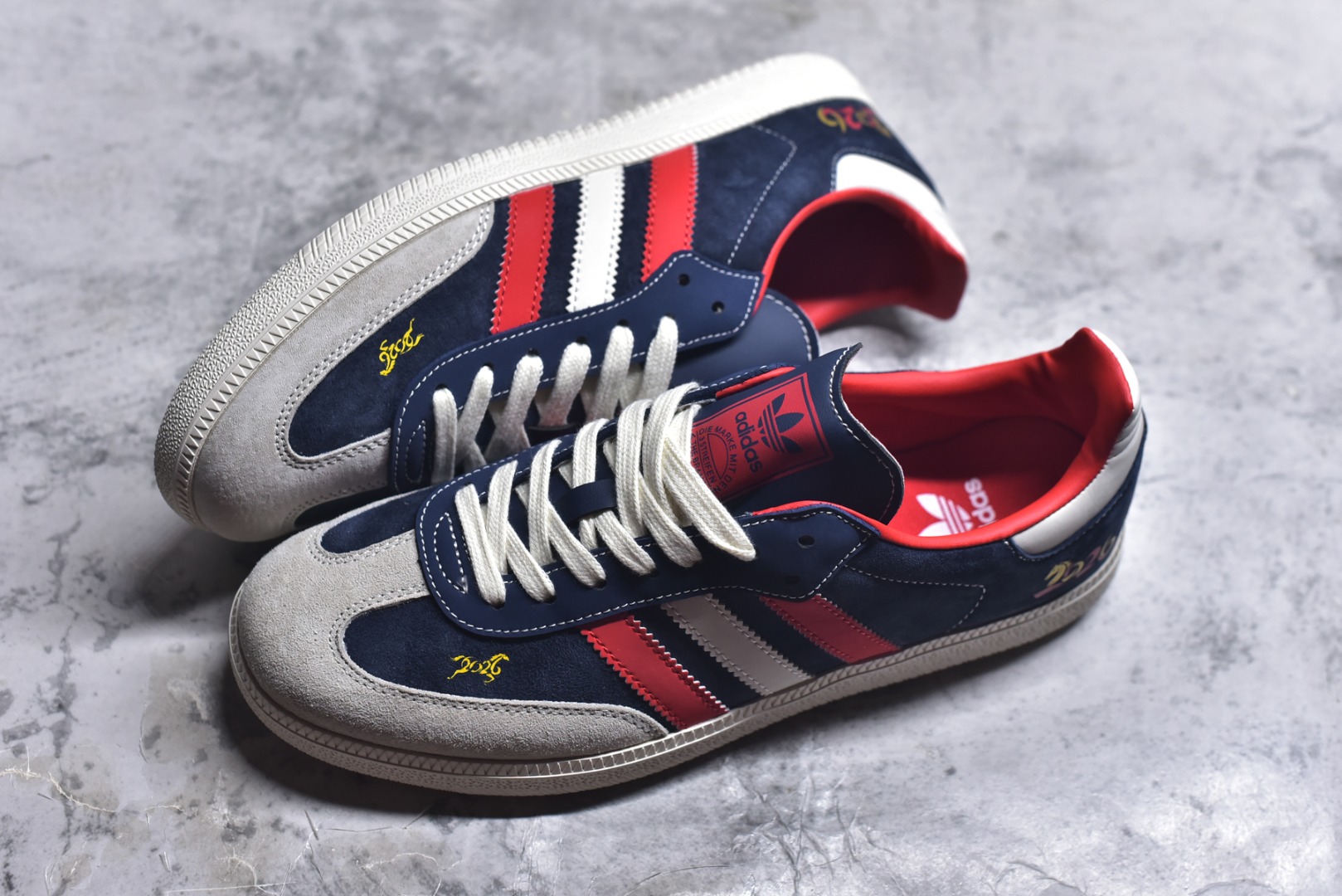 图片[7]-#马年新款海外定制限量发售 Adidas Originals SAMBA OG“马年联名限定-藏蓝”专为 2026 丙午马年打造的限定德训鞋，以经典红蓝白撞色致敬复古运动风，藏蓝翻毛皮搭配红白撞色条纹，米白鞋头与橡胶大底呼应，绒面鞋面柔软亲肤，橡胶防滑大底稳当贴脚，既是街头复古单品，也是新年氛围感利器。 货号：LX0908 尺码：36 36.5 37.5 38 38.5 39 40 40.5 41 42 42.5 43 44 44.5 45-选品中心