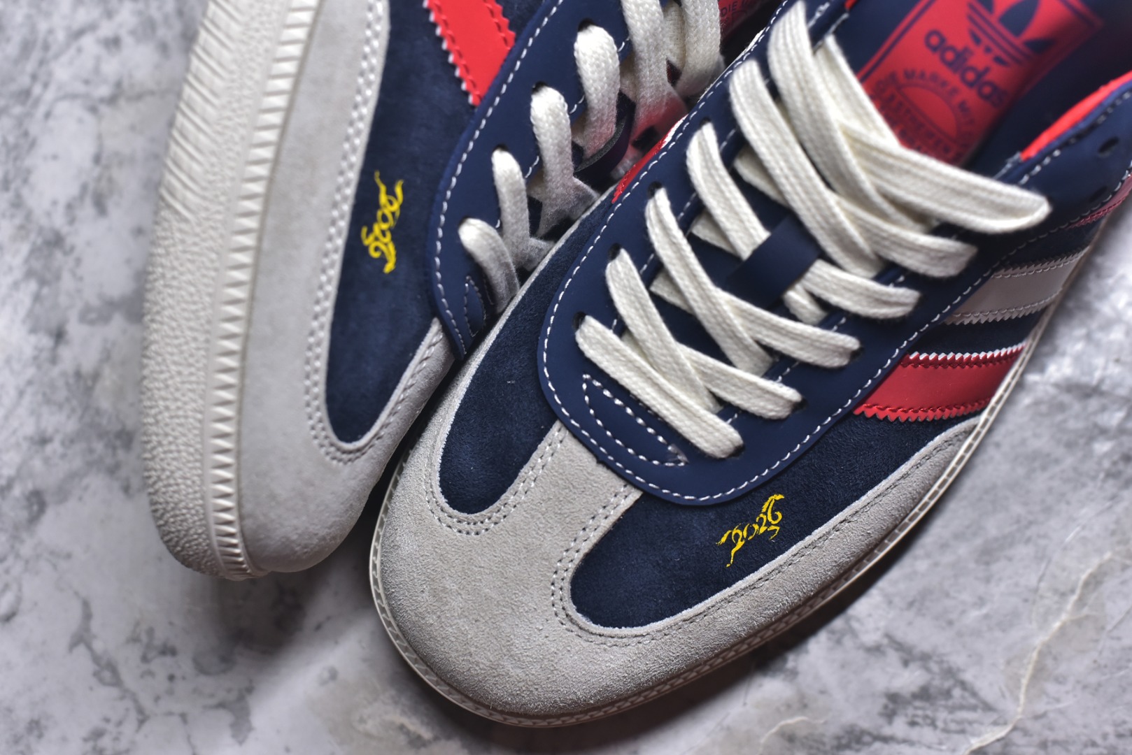 图片[8]-#马年新款海外定制限量发售 Adidas Originals SAMBA OG“马年联名限定-藏蓝”专为 2026 丙午马年打造的限定德训鞋，以经典红蓝白撞色致敬复古运动风，藏蓝翻毛皮搭配红白撞色条纹，米白鞋头与橡胶大底呼应，绒面鞋面柔软亲肤，橡胶防滑大底稳当贴脚，既是街头复古单品，也是新年氛围感利器。 货号：LX0908 尺码：36 36.5 37.5 38 38.5 39 40 40.5 41 42 42.5 43 44 44.5 45-选品中心