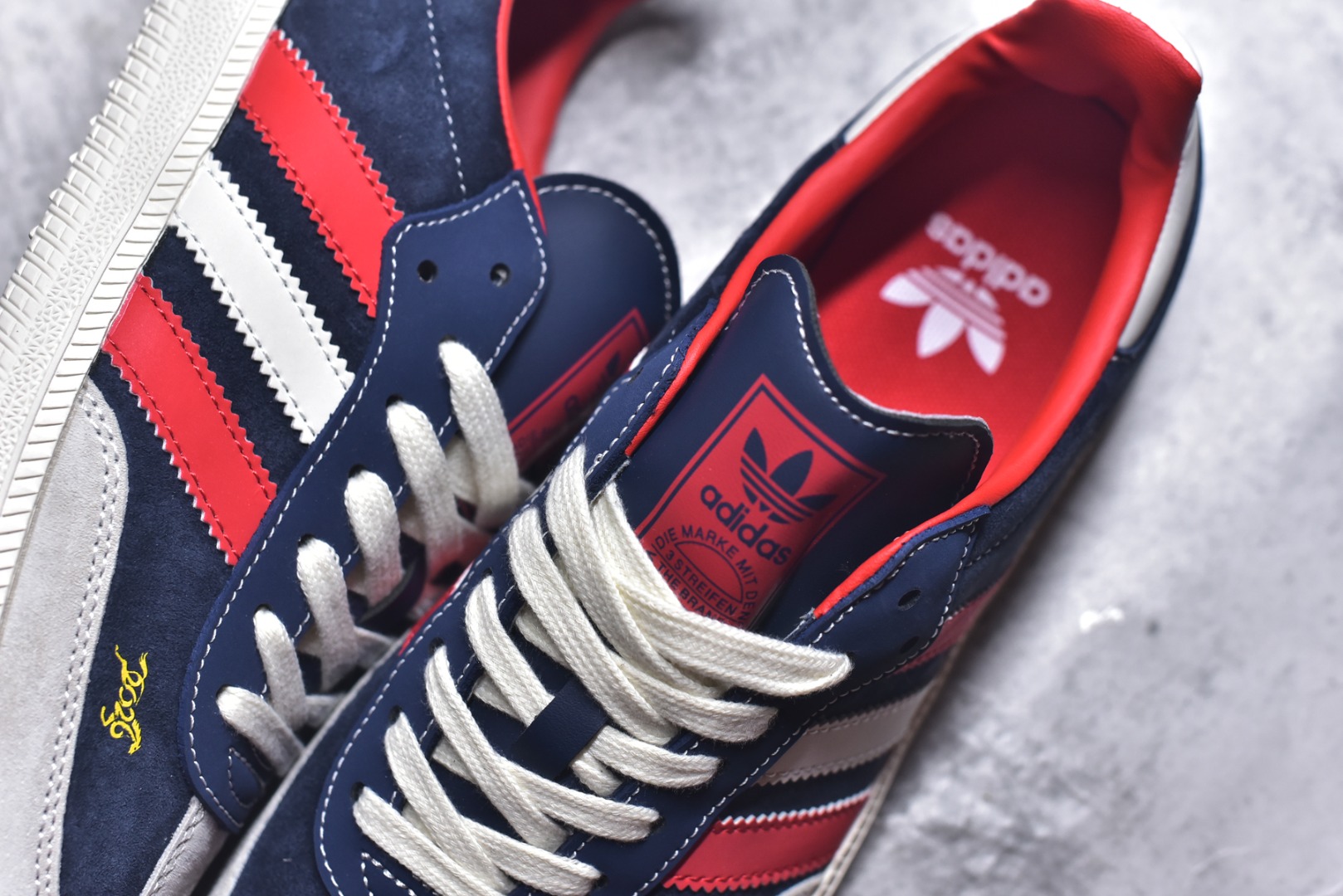 图片[9]-#马年新款海外定制限量发售 Adidas Originals SAMBA OG“马年联名限定-藏蓝”专为 2026 丙午马年打造的限定德训鞋，以经典红蓝白撞色致敬复古运动风，藏蓝翻毛皮搭配红白撞色条纹，米白鞋头与橡胶大底呼应，绒面鞋面柔软亲肤，橡胶防滑大底稳当贴脚，既是街头复古单品，也是新年氛围感利器。 货号：LX0908 尺码：36 36.5 37.5 38 38.5 39 40 40.5 41 42 42.5 43 44 44.5 45-选品中心