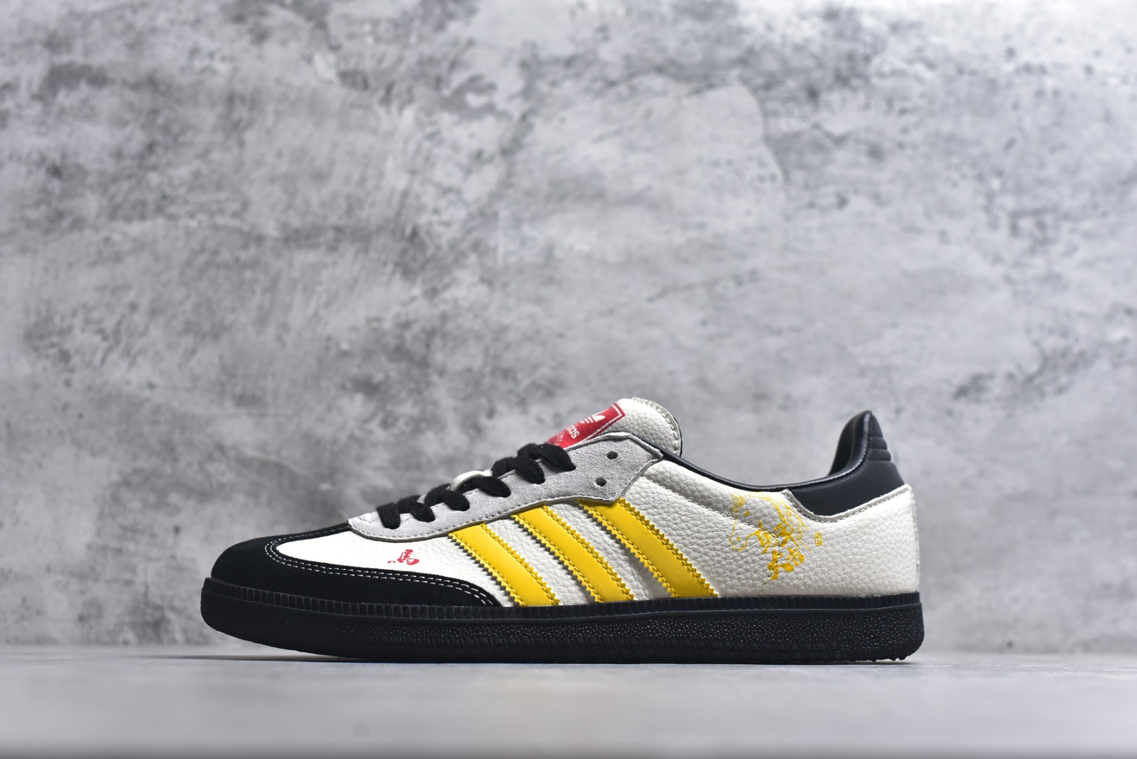 #马年新款海外定制限量发售 Adidas Originals SAMBA OG“马年联名限定-黄黑”专为 2026 丙午马年打造的限定德训鞋，以活力黄黑撞色唤醒复古运动基因，鞋身鎏金奔马印花灵动洒脱，搭配鞋头迷你奔马刺绣，米白荔枝纹皮革碰撞亮黄条纹 + 黑鞋头，黑色鞋带与橡胶大底呼应，绒面鞋面柔软亲肤，橡胶防滑大底稳当贴脚，既是街头复古单品，也是新年氛围感利器。 货号：ZH2595 尺码：36 36.5 37.5 38 38.5 39 40 40.5 41 42 42.5 43 44 44.5 45-选品中心