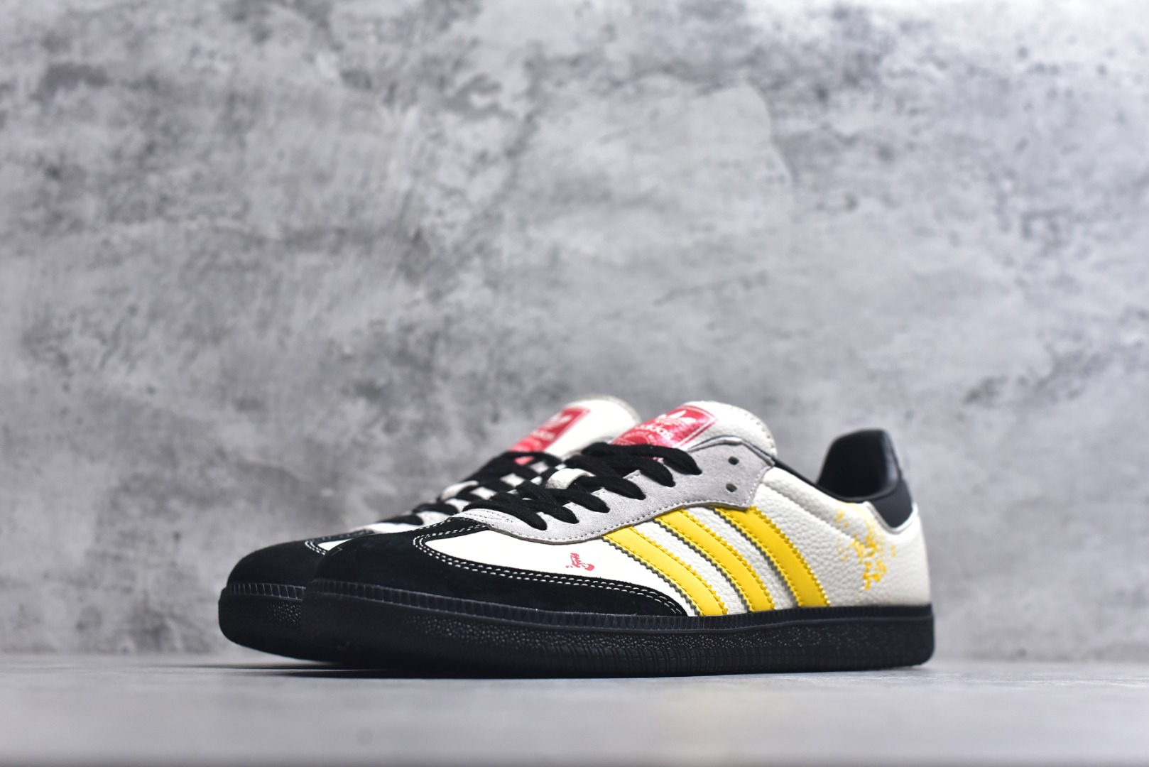 图片[2]-#马年新款海外定制限量发售 Adidas Originals SAMBA OG“马年联名限定-黄黑”专为 2026 丙午马年打造的限定德训鞋，以活力黄黑撞色唤醒复古运动基因，鞋身鎏金奔马印花灵动洒脱，搭配鞋头迷你奔马刺绣，米白荔枝纹皮革碰撞亮黄条纹 + 黑鞋头，黑色鞋带与橡胶大底呼应，绒面鞋面柔软亲肤，橡胶防滑大底稳当贴脚，既是街头复古单品，也是新年氛围感利器。 货号：ZH2595 尺码：36 36.5 37.5 38 38.5 39 40 40.5 41 42 42.5 43 44 44.5 45-选品中心