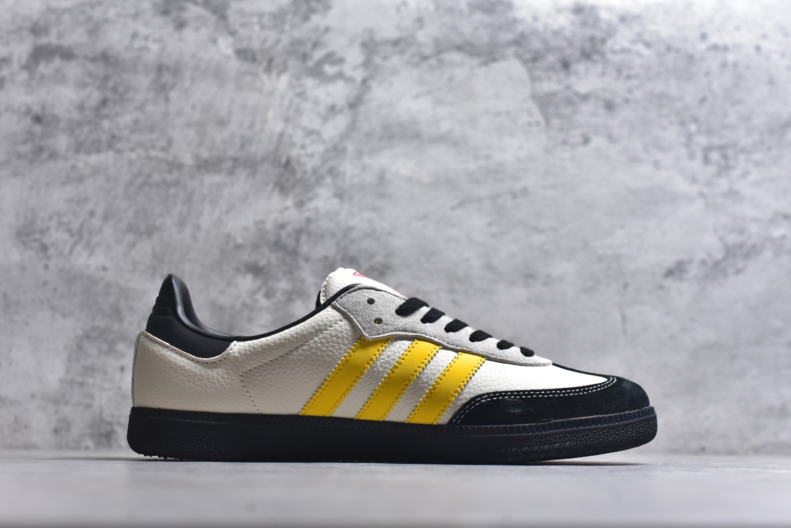 图片[3]-#马年新款海外定制限量发售 Adidas Originals SAMBA OG“马年联名限定-黄黑”专为 2026 丙午马年打造的限定德训鞋，以活力黄黑撞色唤醒复古运动基因，鞋身鎏金奔马印花灵动洒脱，搭配鞋头迷你奔马刺绣，米白荔枝纹皮革碰撞亮黄条纹 + 黑鞋头，黑色鞋带与橡胶大底呼应，绒面鞋面柔软亲肤，橡胶防滑大底稳当贴脚，既是街头复古单品，也是新年氛围感利器。 货号：ZH2595 尺码：36 36.5 37.5 38 38.5 39 40 40.5 41 42 42.5 43 44 44.5 45-选品中心