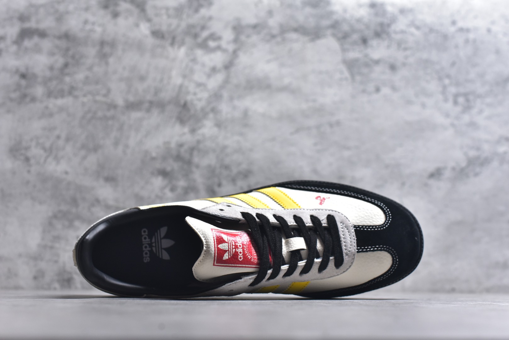 图片[4]-#马年新款海外定制限量发售 Adidas Originals SAMBA OG“马年联名限定-黄黑”专为 2026 丙午马年打造的限定德训鞋，以活力黄黑撞色唤醒复古运动基因，鞋身鎏金奔马印花灵动洒脱，搭配鞋头迷你奔马刺绣，米白荔枝纹皮革碰撞亮黄条纹 + 黑鞋头，黑色鞋带与橡胶大底呼应，绒面鞋面柔软亲肤，橡胶防滑大底稳当贴脚，既是街头复古单品，也是新年氛围感利器。 货号：ZH2595 尺码：36 36.5 37.5 38 38.5 39 40 40.5 41 42 42.5 43 44 44.5 45-选品中心