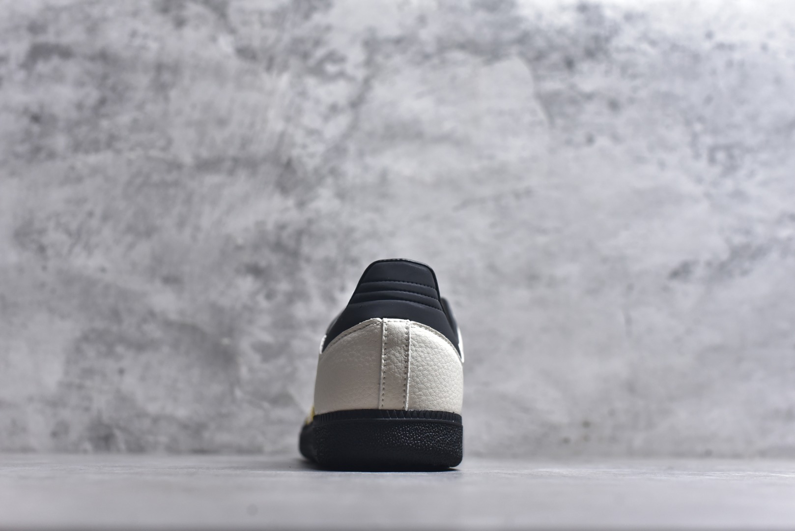 图片[5]-#马年新款海外定制限量发售 Adidas Originals SAMBA OG“马年联名限定-黄黑”专为 2026 丙午马年打造的限定德训鞋，以活力黄黑撞色唤醒复古运动基因，鞋身鎏金奔马印花灵动洒脱，搭配鞋头迷你奔马刺绣，米白荔枝纹皮革碰撞亮黄条纹 + 黑鞋头，黑色鞋带与橡胶大底呼应，绒面鞋面柔软亲肤，橡胶防滑大底稳当贴脚，既是街头复古单品，也是新年氛围感利器。 货号：ZH2595 尺码：36 36.5 37.5 38 38.5 39 40 40.5 41 42 42.5 43 44 44.5 45-选品中心