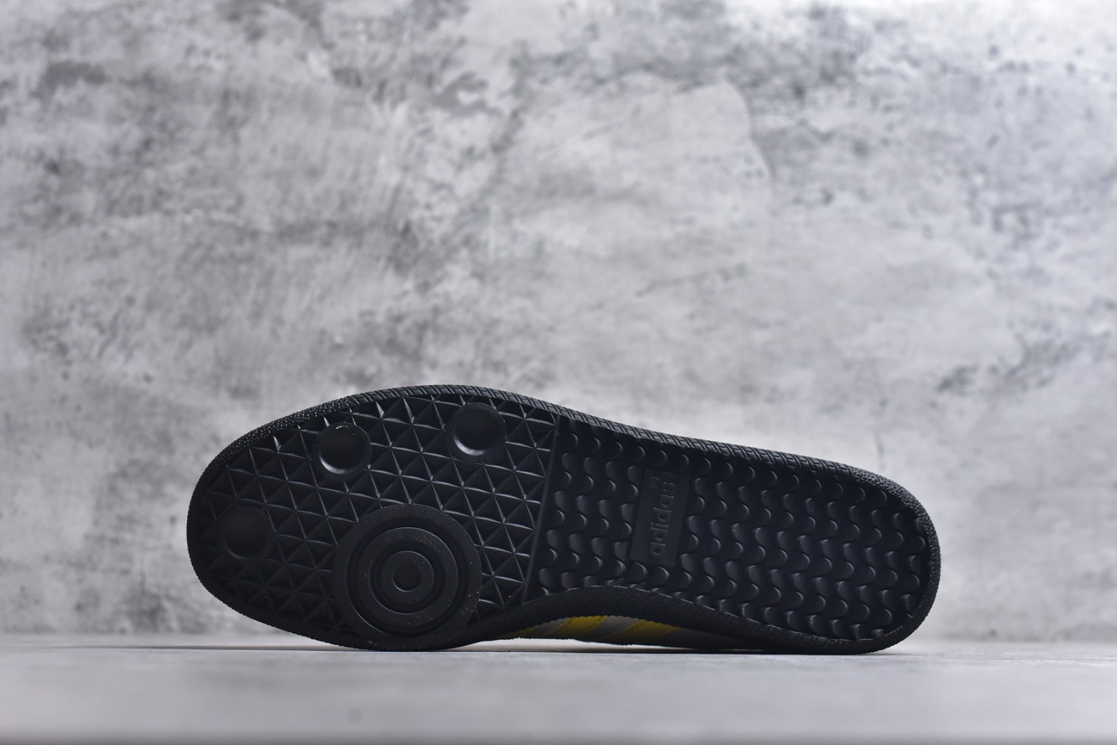 图片[6]-#马年新款海外定制限量发售 Adidas Originals SAMBA OG“马年联名限定-黄黑”专为 2026 丙午马年打造的限定德训鞋，以活力黄黑撞色唤醒复古运动基因，鞋身鎏金奔马印花灵动洒脱，搭配鞋头迷你奔马刺绣，米白荔枝纹皮革碰撞亮黄条纹 + 黑鞋头，黑色鞋带与橡胶大底呼应，绒面鞋面柔软亲肤，橡胶防滑大底稳当贴脚，既是街头复古单品，也是新年氛围感利器。 货号：ZH2595 尺码：36 36.5 37.5 38 38.5 39 40 40.5 41 42 42.5 43 44 44.5 45-选品中心