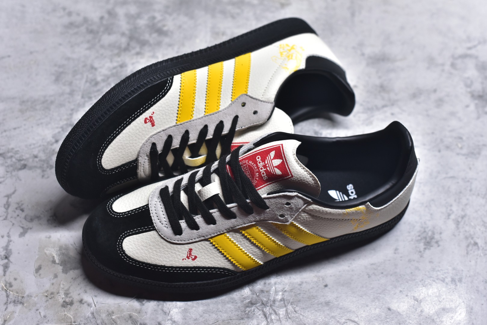 图片[7]-#马年新款海外定制限量发售 Adidas Originals SAMBA OG“马年联名限定-黄黑”专为 2026 丙午马年打造的限定德训鞋，以活力黄黑撞色唤醒复古运动基因，鞋身鎏金奔马印花灵动洒脱，搭配鞋头迷你奔马刺绣，米白荔枝纹皮革碰撞亮黄条纹 + 黑鞋头，黑色鞋带与橡胶大底呼应，绒面鞋面柔软亲肤，橡胶防滑大底稳当贴脚，既是街头复古单品，也是新年氛围感利器。 货号：ZH2595 尺码：36 36.5 37.5 38 38.5 39 40 40.5 41 42 42.5 43 44 44.5 45-选品中心