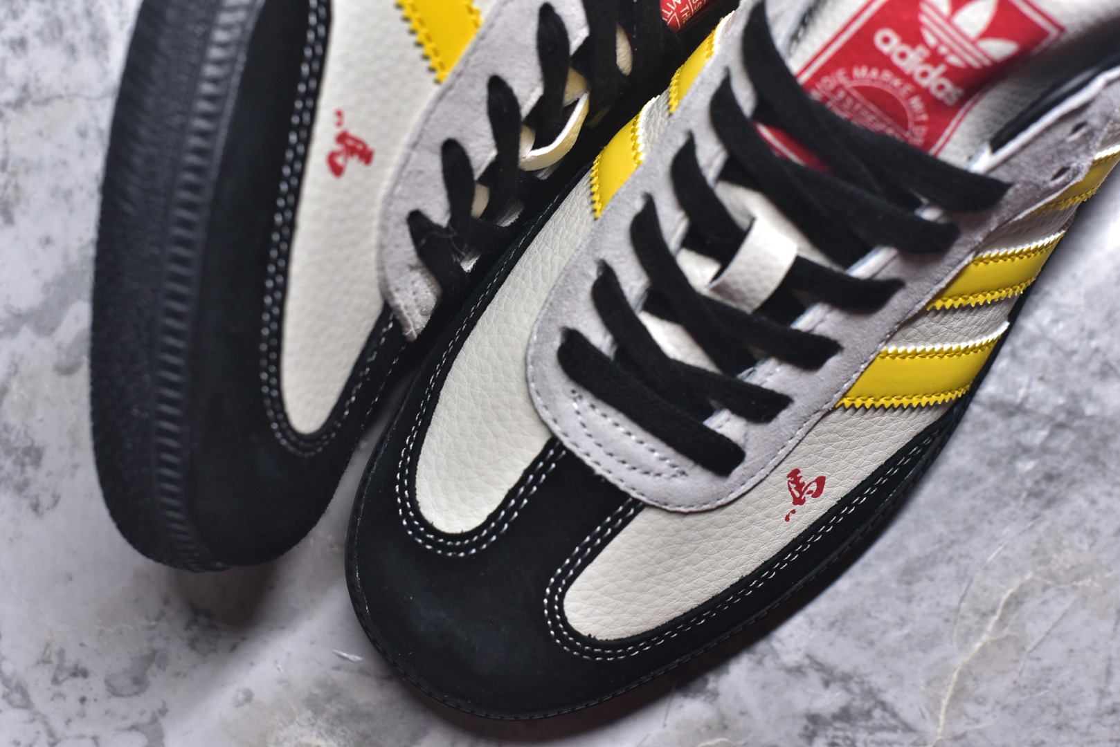 图片[8]-#马年新款海外定制限量发售 Adidas Originals SAMBA OG“马年联名限定-黄黑”专为 2026 丙午马年打造的限定德训鞋，以活力黄黑撞色唤醒复古运动基因，鞋身鎏金奔马印花灵动洒脱，搭配鞋头迷你奔马刺绣，米白荔枝纹皮革碰撞亮黄条纹 + 黑鞋头，黑色鞋带与橡胶大底呼应，绒面鞋面柔软亲肤，橡胶防滑大底稳当贴脚，既是街头复古单品，也是新年氛围感利器。 货号：ZH2595 尺码：36 36.5 37.5 38 38.5 39 40 40.5 41 42 42.5 43 44 44.5 45-选品中心