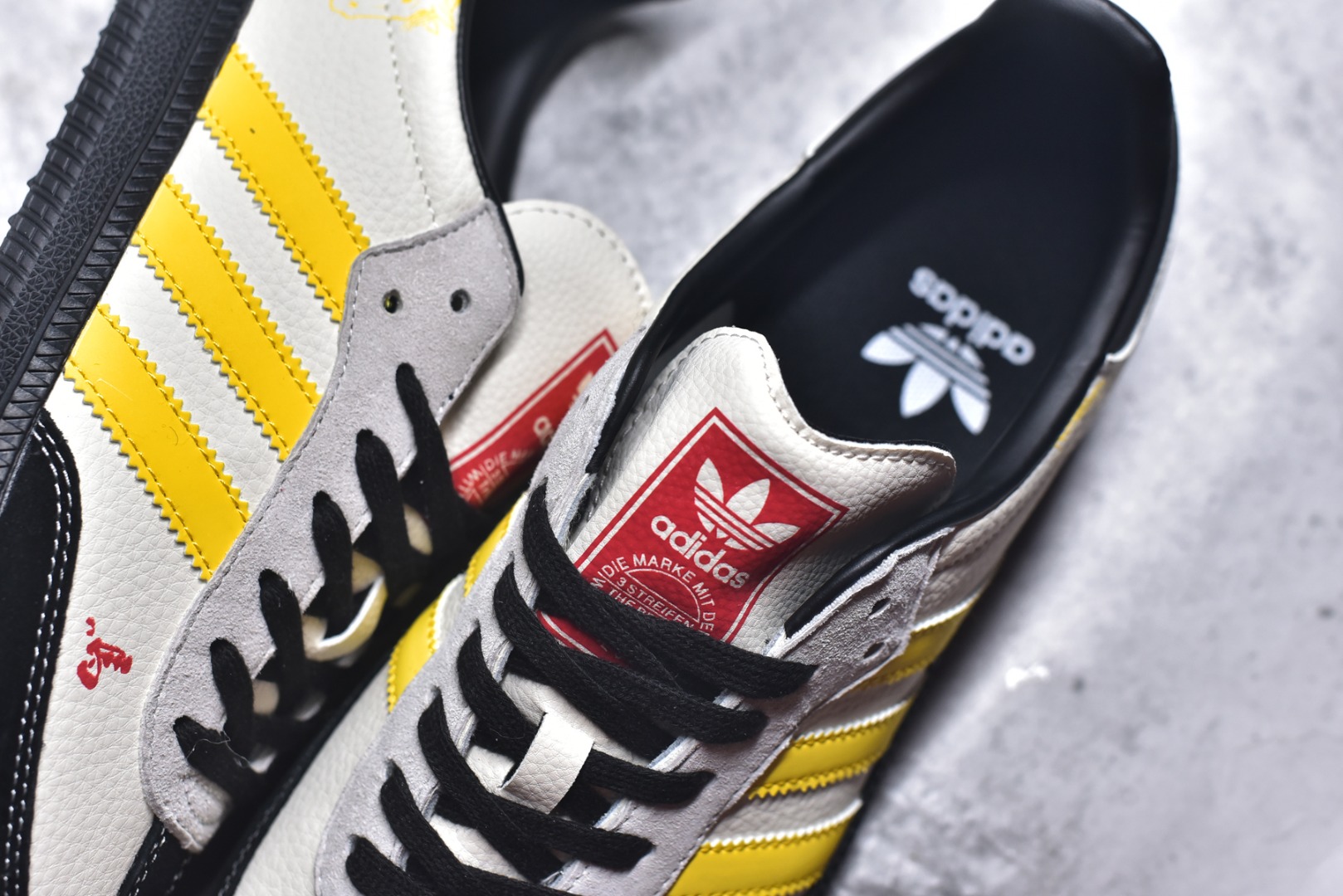 图片[9]-#马年新款海外定制限量发售 Adidas Originals SAMBA OG“马年联名限定-黄黑”专为 2026 丙午马年打造的限定德训鞋，以活力黄黑撞色唤醒复古运动基因，鞋身鎏金奔马印花灵动洒脱，搭配鞋头迷你奔马刺绣，米白荔枝纹皮革碰撞亮黄条纹 + 黑鞋头，黑色鞋带与橡胶大底呼应，绒面鞋面柔软亲肤，橡胶防滑大底稳当贴脚，既是街头复古单品，也是新年氛围感利器。 货号：ZH2595 尺码：36 36.5 37.5 38 38.5 39 40 40.5 41 42 42.5 43 44 44.5 45-选品中心