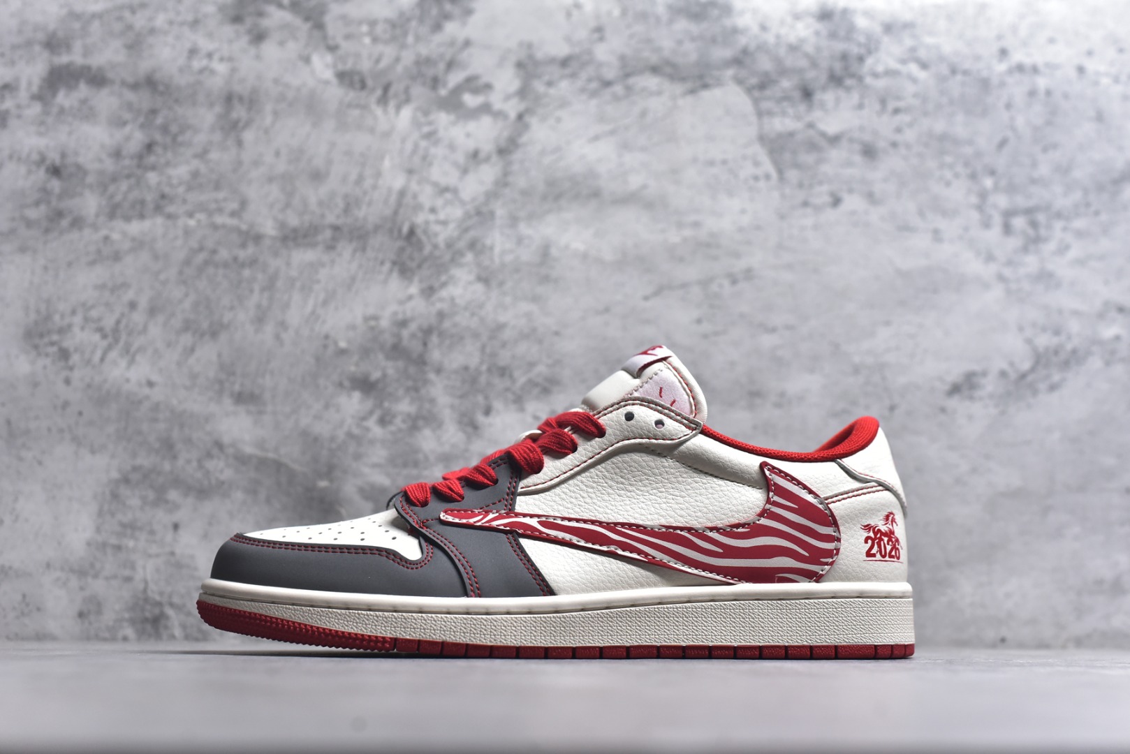 #斑马潮纹 马年焕新AIR JORDAN 1 以白灰红撞色为基底，红色斑马纹Swoosh打破单调，鞋身“2026”标识与骏马刺绣呼应马年主题。翻毛皮与皮革拼接丰富视觉层次，可拆卸红色织带与金属扣增添穿搭巧思，经典AJ1鞋型适配街头、休闲等多种场景。马年穿它，既显个性又有好彩头，轻松成为街头焦点。 货号：DX5688-004 尺码：36 36.5 37.5 38 38.5 39 40 40.5 41 42 42.5 43 44 44.5 45-选品中心