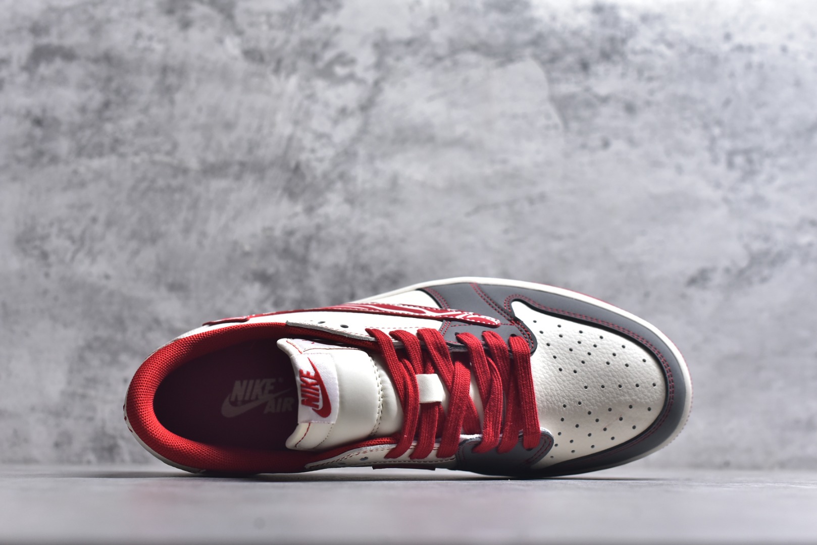 图片[4]-#斑马潮纹 马年焕新AIR JORDAN 1 以白灰红撞色为基底，红色斑马纹Swoosh打破单调，鞋身“2026”标识与骏马刺绣呼应马年主题。翻毛皮与皮革拼接丰富视觉层次，可拆卸红色织带与金属扣增添穿搭巧思，经典AJ1鞋型适配街头、休闲等多种场景。马年穿它，既显个性又有好彩头，轻松成为街头焦点。 货号：DX5688-004 尺码：36 36.5 37.5 38 38.5 39 40 40.5 41 42 42.5 43 44 44.5 45-选品中心