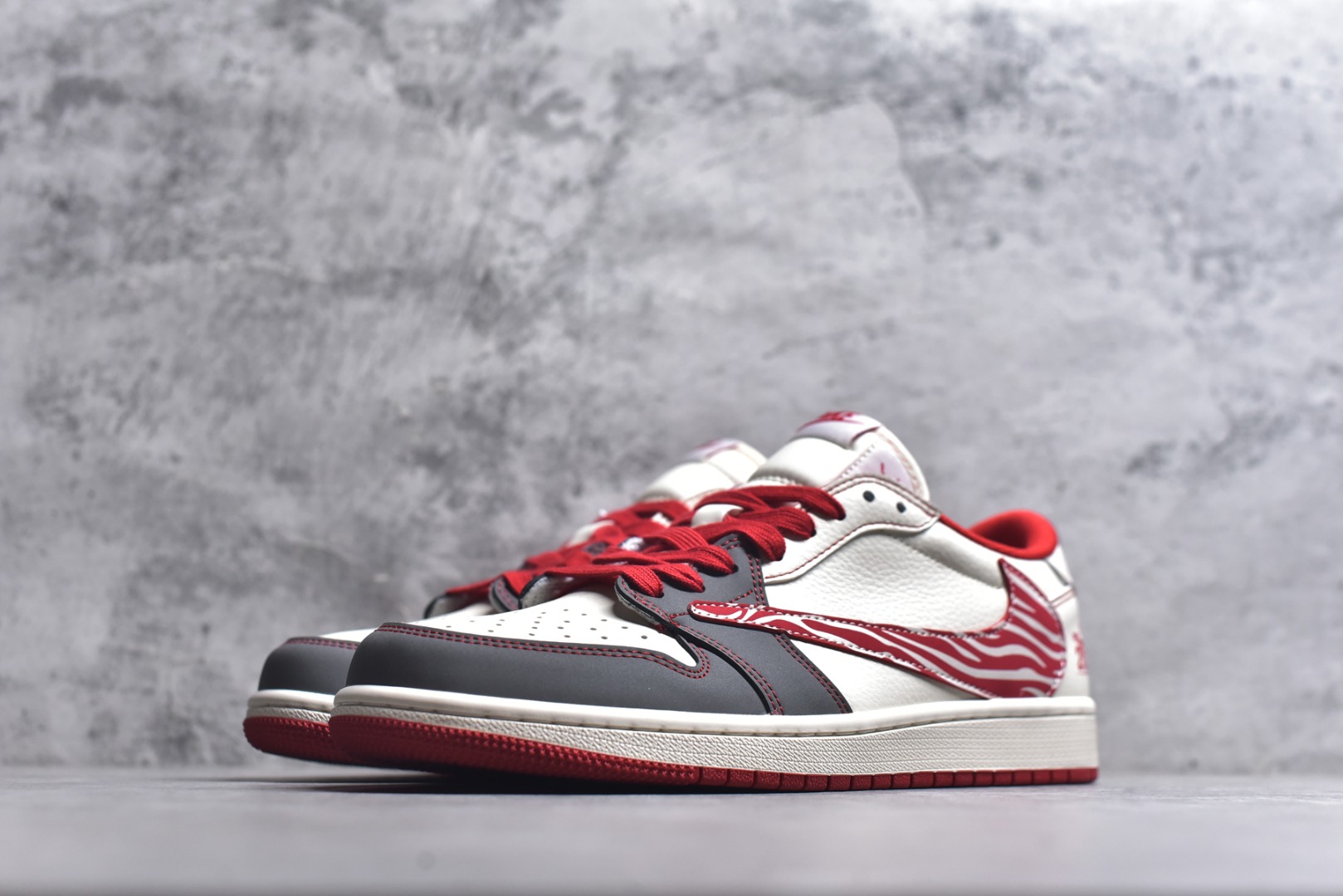 图片[2]-#斑马潮纹 马年焕新AIR JORDAN 1 以白灰红撞色为基底，红色斑马纹Swoosh打破单调，鞋身“2026”标识与骏马刺绣呼应马年主题。翻毛皮与皮革拼接丰富视觉层次，可拆卸红色织带与金属扣增添穿搭巧思，经典AJ1鞋型适配街头、休闲等多种场景。马年穿它，既显个性又有好彩头，轻松成为街头焦点。 货号：DX5688-004 尺码：36 36.5 37.5 38 38.5 39 40 40.5 41 42 42.5 43 44 44.5 45-选品中心