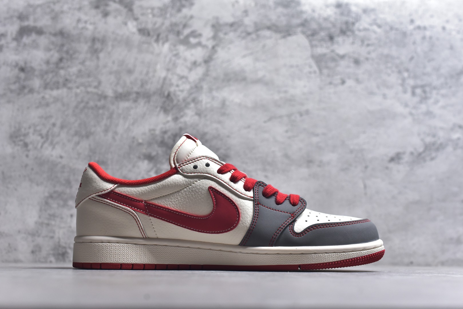 图片[3]-#斑马潮纹 马年焕新AIR JORDAN 1 以白灰红撞色为基底，红色斑马纹Swoosh打破单调，鞋身“2026”标识与骏马刺绣呼应马年主题。翻毛皮与皮革拼接丰富视觉层次，可拆卸红色织带与金属扣增添穿搭巧思，经典AJ1鞋型适配街头、休闲等多种场景。马年穿它，既显个性又有好彩头，轻松成为街头焦点。 货号：DX5688-004 尺码：36 36.5 37.5 38 38.5 39 40 40.5 41 42 42.5 43 44 44.5 45-选品中心