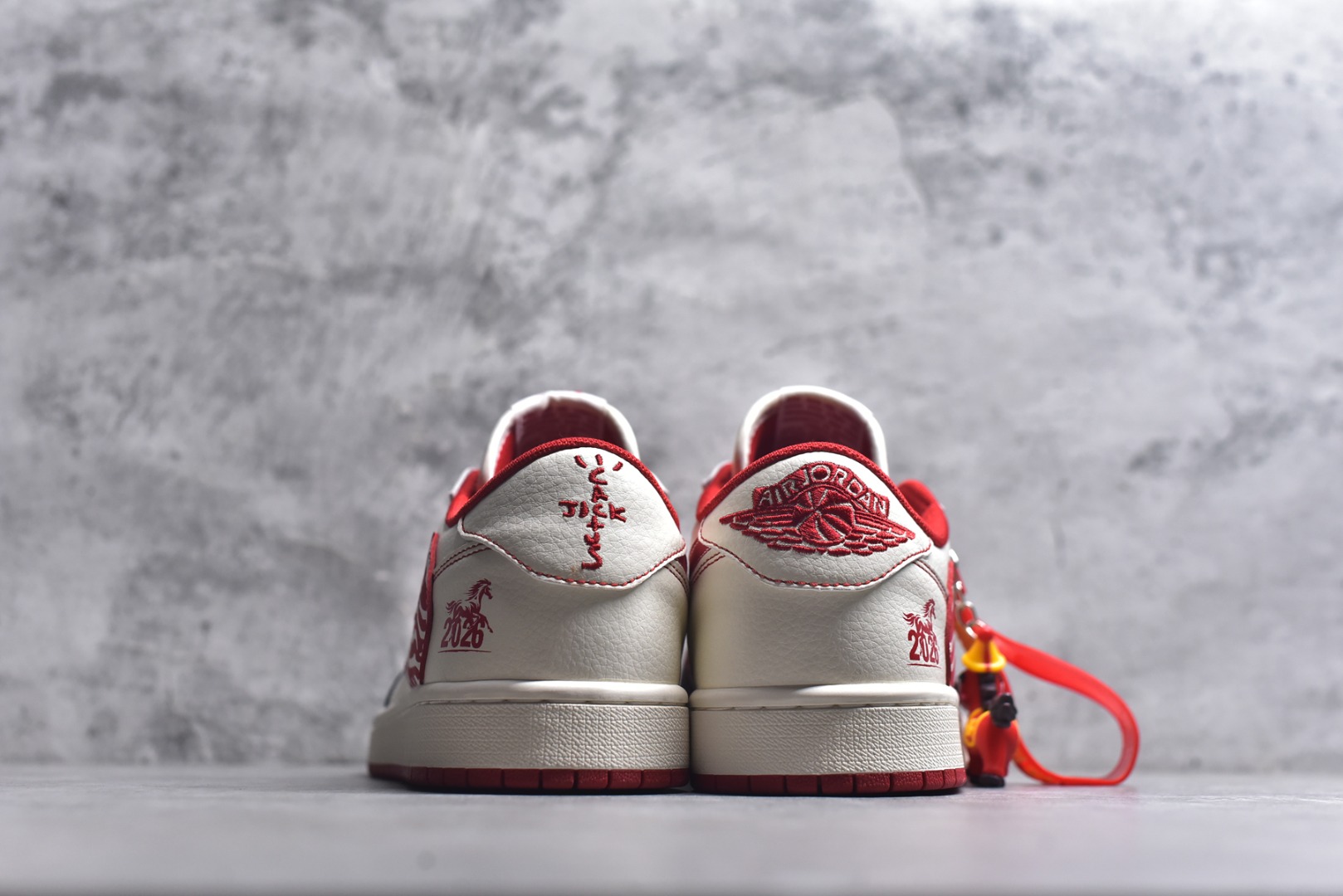 图片[5]-#斑马潮纹 马年焕新AIR JORDAN 1 以白灰红撞色为基底，红色斑马纹Swoosh打破单调，鞋身“2026”标识与骏马刺绣呼应马年主题。翻毛皮与皮革拼接丰富视觉层次，可拆卸红色织带与金属扣增添穿搭巧思，经典AJ1鞋型适配街头、休闲等多种场景。马年穿它，既显个性又有好彩头，轻松成为街头焦点。 货号：DX5688-004 尺码：36 36.5 37.5 38 38.5 39 40 40.5 41 42 42.5 43 44 44.5 45-选品中心