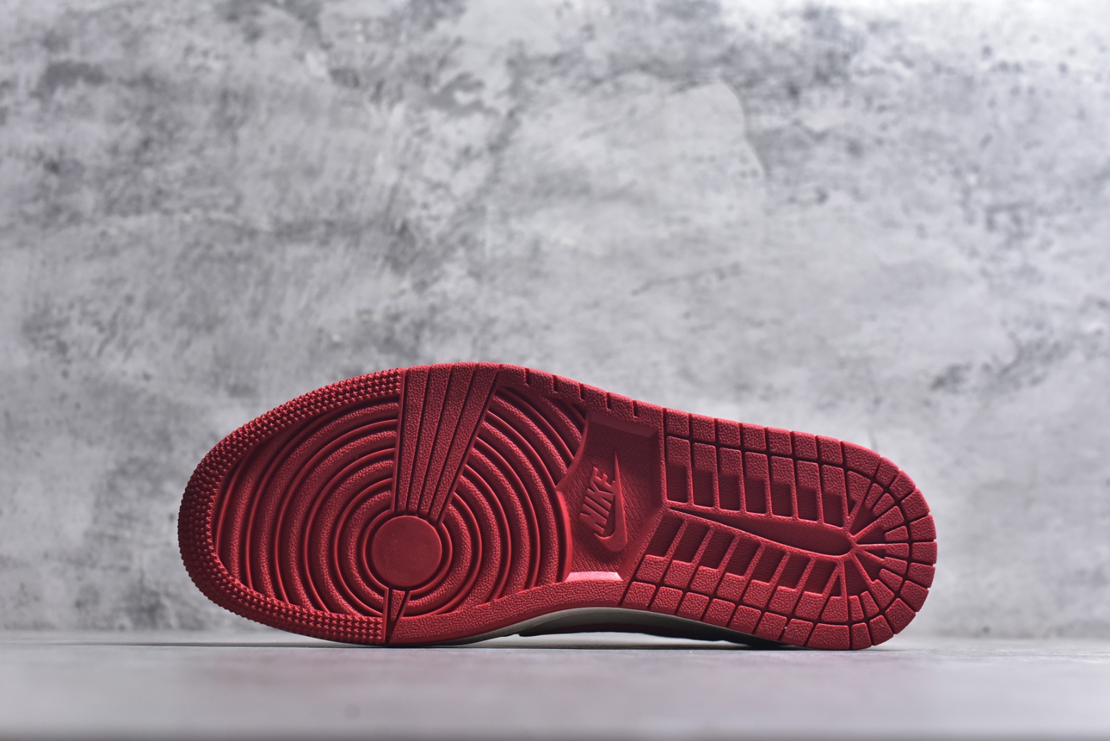 图片[6]-#斑马潮纹 马年焕新AIR JORDAN 1 以白灰红撞色为基底，红色斑马纹Swoosh打破单调，鞋身“2026”标识与骏马刺绣呼应马年主题。翻毛皮与皮革拼接丰富视觉层次，可拆卸红色织带与金属扣增添穿搭巧思，经典AJ1鞋型适配街头、休闲等多种场景。马年穿它，既显个性又有好彩头，轻松成为街头焦点。 货号：DX5688-004 尺码：36 36.5 37.5 38 38.5 39 40 40.5 41 42 42.5 43 44 44.5 45-选品中心