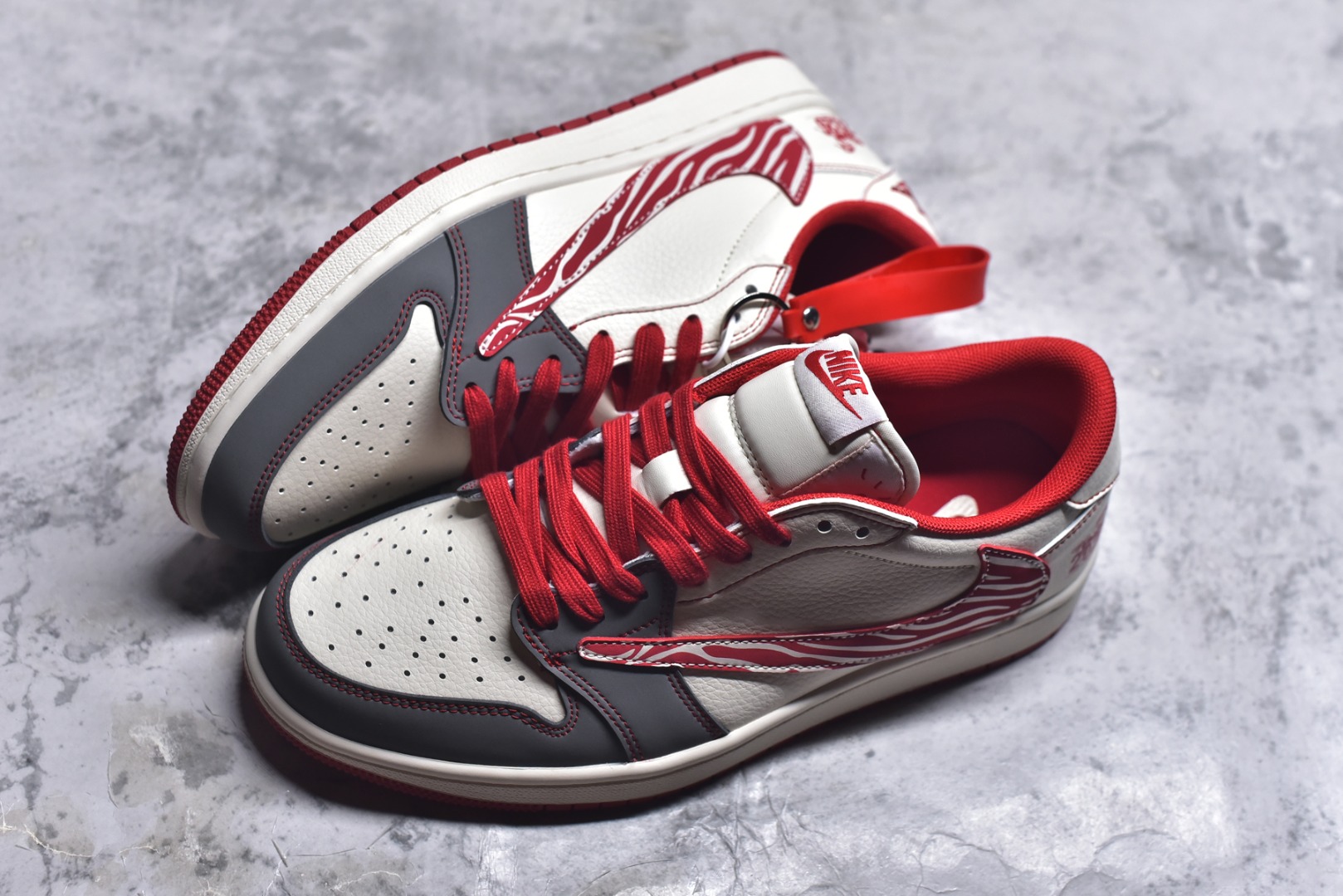 图片[7]-#斑马潮纹 马年焕新AIR JORDAN 1 以白灰红撞色为基底，红色斑马纹Swoosh打破单调，鞋身“2026”标识与骏马刺绣呼应马年主题。翻毛皮与皮革拼接丰富视觉层次，可拆卸红色织带与金属扣增添穿搭巧思，经典AJ1鞋型适配街头、休闲等多种场景。马年穿它，既显个性又有好彩头，轻松成为街头焦点。 货号：DX5688-004 尺码：36 36.5 37.5 38 38.5 39 40 40.5 41 42 42.5 43 44 44.5 45-选品中心