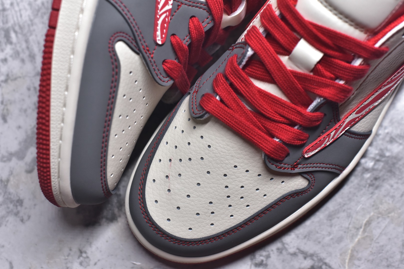 图片[8]-#斑马潮纹 马年焕新AIR JORDAN 1 以白灰红撞色为基底，红色斑马纹Swoosh打破单调，鞋身“2026”标识与骏马刺绣呼应马年主题。翻毛皮与皮革拼接丰富视觉层次，可拆卸红色织带与金属扣增添穿搭巧思，经典AJ1鞋型适配街头、休闲等多种场景。马年穿它，既显个性又有好彩头，轻松成为街头焦点。 货号：DX5688-004 尺码：36 36.5 37.5 38 38.5 39 40 40.5 41 42 42.5 43 44 44.5 45-选品中心