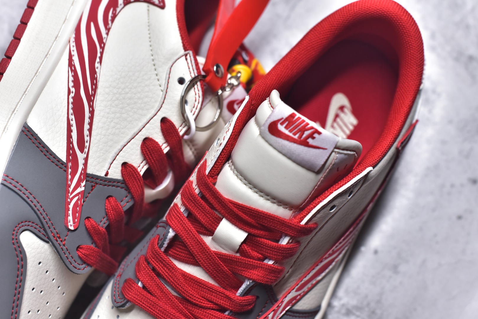 图片[9]-#斑马潮纹 马年焕新AIR JORDAN 1 以白灰红撞色为基底，红色斑马纹Swoosh打破单调，鞋身“2026”标识与骏马刺绣呼应马年主题。翻毛皮与皮革拼接丰富视觉层次，可拆卸红色织带与金属扣增添穿搭巧思，经典AJ1鞋型适配街头、休闲等多种场景。马年穿它，既显个性又有好彩头，轻松成为街头焦点。 货号：DX5688-004 尺码：36 36.5 37.5 38 38.5 39 40 40.5 41 42 42.5 43 44 44.5 45-选品中心