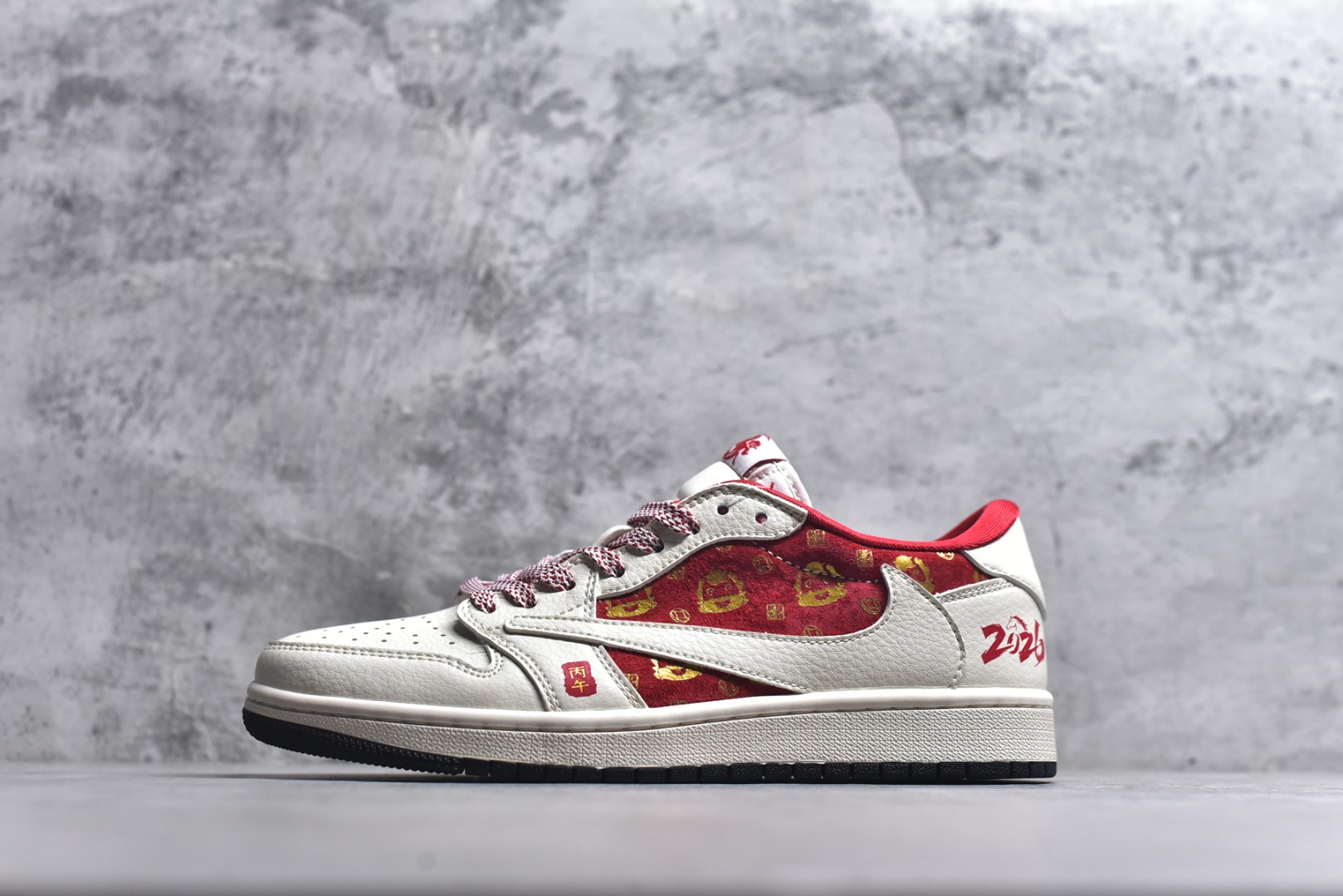 #马年红运 潮履登场AIR JORDAN 1 以红白撞色呼应2026丙午马年主题，鞋身红色区域满印金色萌马图案，搭配“丙午”印章与“2026”标识，国风氛围拉满。头层皮革打造细腻质感，透气孔设计兼顾舒适，可拆卸红色织带增添穿搭层次。无论是春节出行还是日常街头，都能让你成为焦点，红运与潮感兼备，轻松拿捏新年氛围感穿搭。 货号：FC1688-252 尺码：36 36.5 37.5 38 38.5 39 40 40.5 41 42 42.5 43 44 44.5 45-选品中心