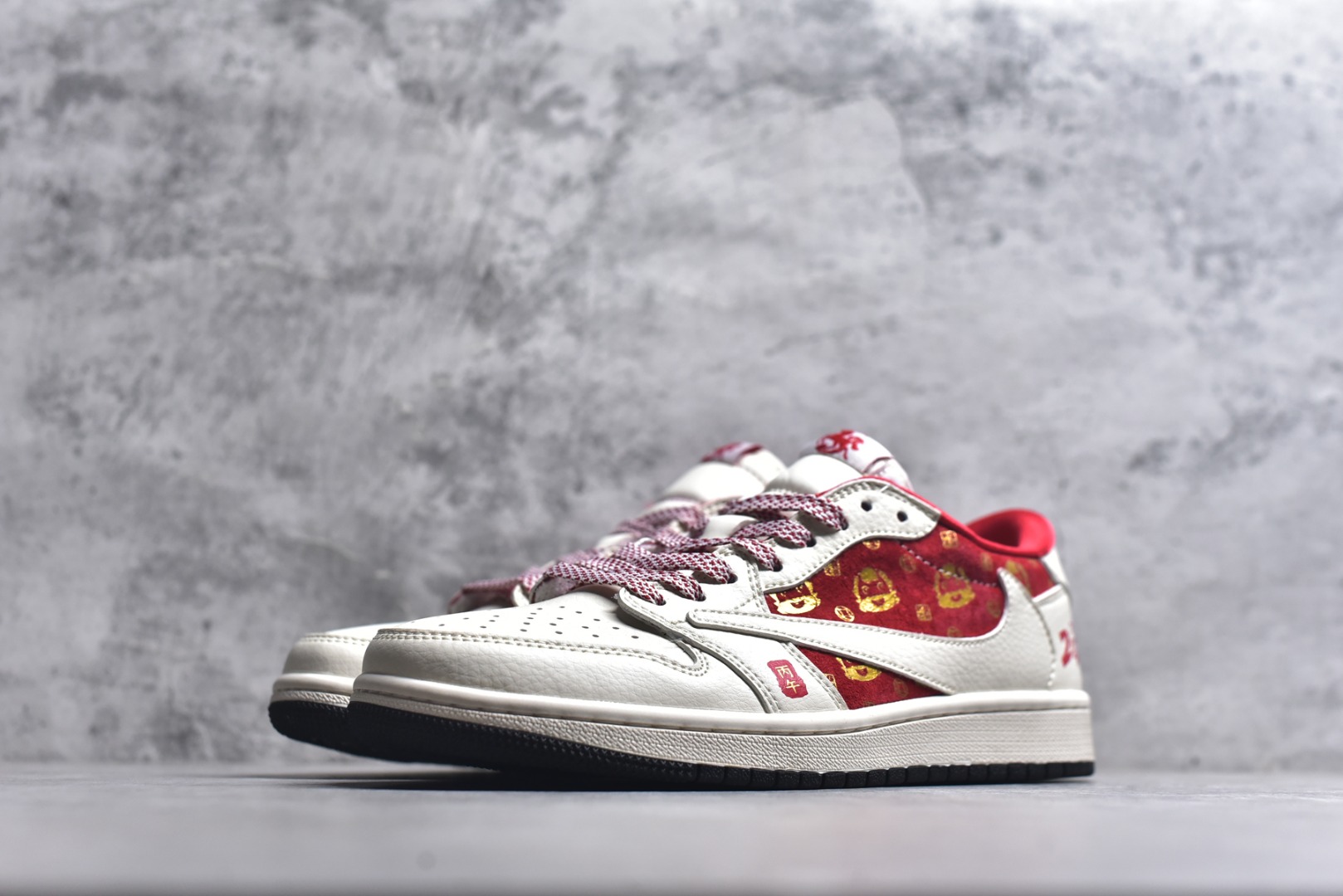 图片[2]-#马年红运 潮履登场AIR JORDAN 1 以红白撞色呼应2026丙午马年主题，鞋身红色区域满印金色萌马图案，搭配“丙午”印章与“2026”标识，国风氛围拉满。头层皮革打造细腻质感，透气孔设计兼顾舒适，可拆卸红色织带增添穿搭层次。无论是春节出行还是日常街头，都能让你成为焦点，红运与潮感兼备，轻松拿捏新年氛围感穿搭。 货号：FC1688-252 尺码：36 36.5 37.5 38 38.5 39 40 40.5 41 42 42.5 43 44 44.5 45-选品中心