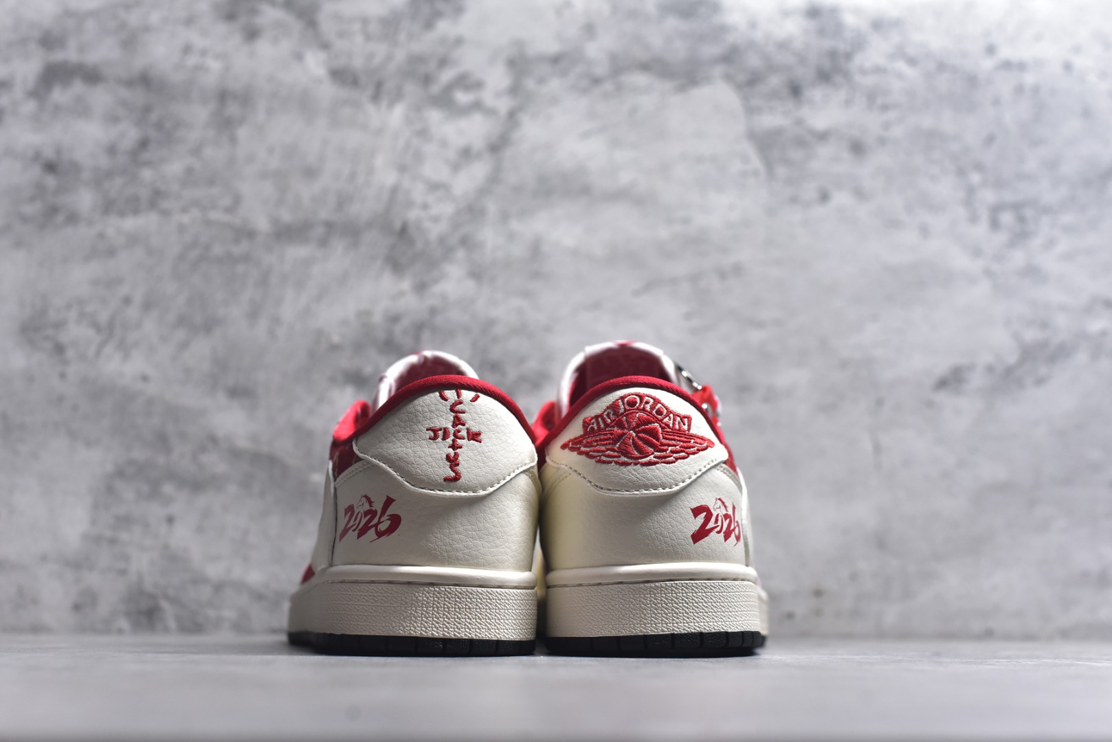 图片[5]-#马年红运 潮履登场AIR JORDAN 1 以红白撞色呼应2026丙午马年主题，鞋身红色区域满印金色萌马图案，搭配“丙午”印章与“2026”标识，国风氛围拉满。头层皮革打造细腻质感，透气孔设计兼顾舒适，可拆卸红色织带增添穿搭层次。无论是春节出行还是日常街头，都能让你成为焦点，红运与潮感兼备，轻松拿捏新年氛围感穿搭。 货号：FC1688-252 尺码：36 36.5 37.5 38 38.5 39 40 40.5 41 42 42.5 43 44 44.5 45-选品中心