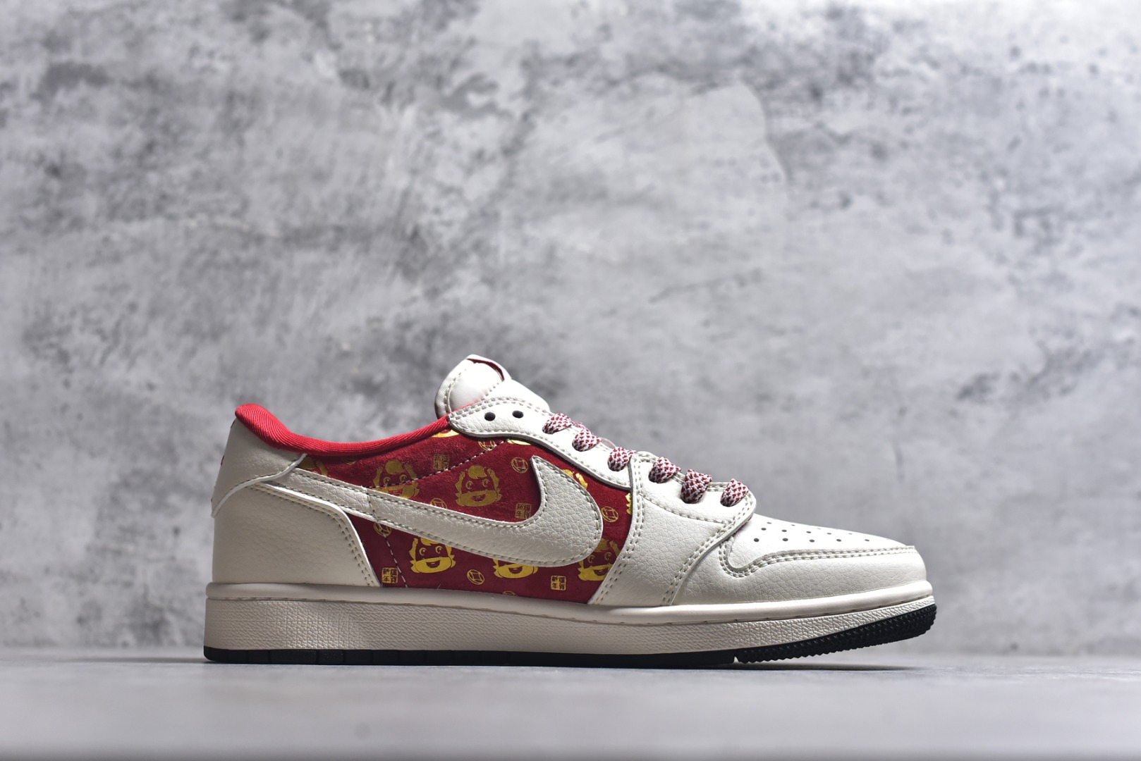 图片[3]-#马年红运 潮履登场AIR JORDAN 1 以红白撞色呼应2026丙午马年主题，鞋身红色区域满印金色萌马图案，搭配“丙午”印章与“2026”标识，国风氛围拉满。头层皮革打造细腻质感，透气孔设计兼顾舒适，可拆卸红色织带增添穿搭层次。无论是春节出行还是日常街头，都能让你成为焦点，红运与潮感兼备，轻松拿捏新年氛围感穿搭。 货号：FC1688-252 尺码：36 36.5 37.5 38 38.5 39 40 40.5 41 42 42.5 43 44 44.5 45-选品中心